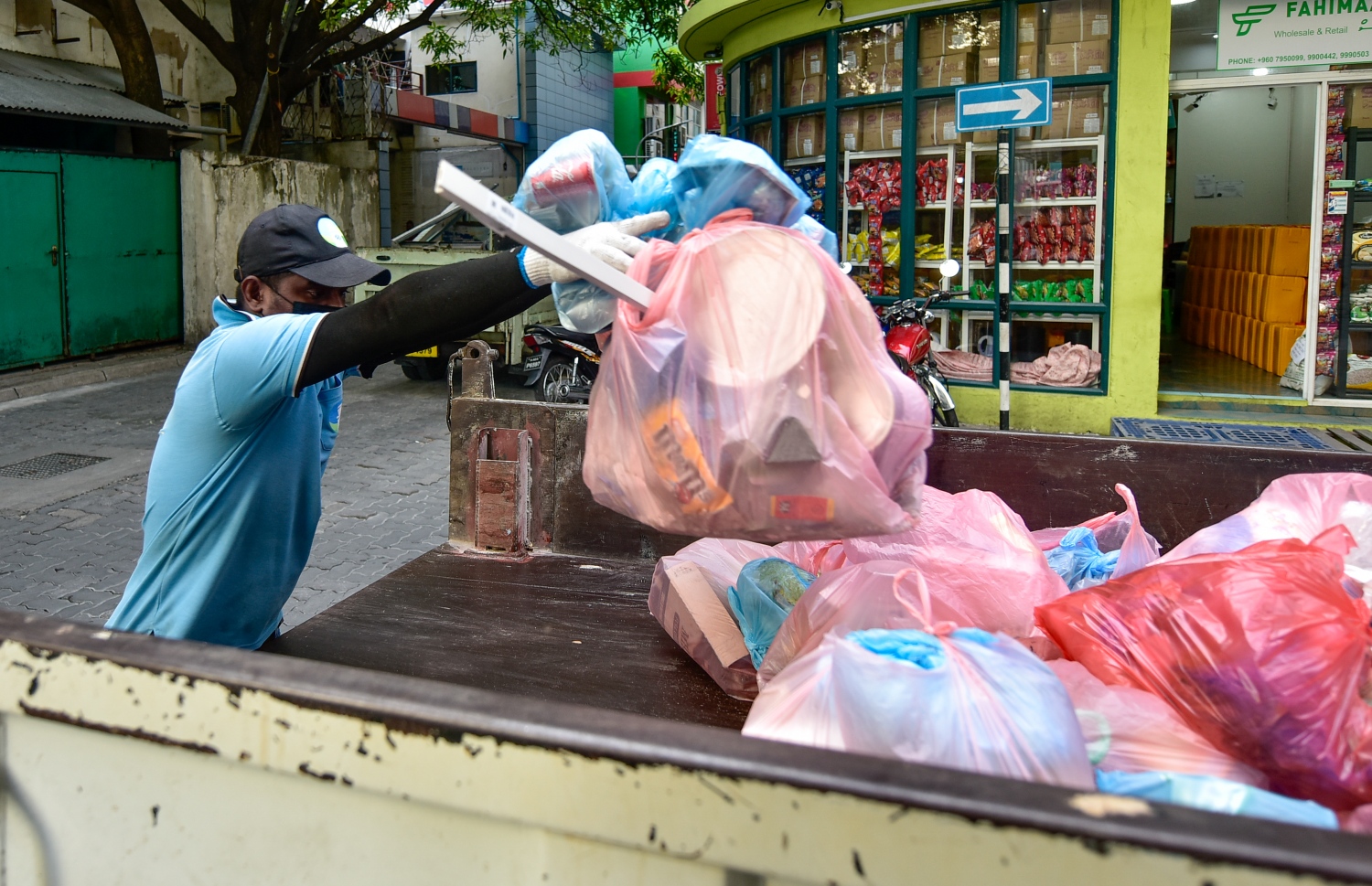 މާލެ: ސެޕްޓެމްބަރު 16، 2021: މަގެއްގައި ހުރި ކުނި ކޮތަޅު ތަކެއް މާލެ ސިޓީ ކައުންސިލްގެ މުއައްޒަފުން މާލެ ސިޓީ ކައުން ސިލްގެ ވެހިކަލަކައް އަރުވަނީ .-- ފޮޓޯ: އަހުމަދު އަވްޝަން / މިހާރު