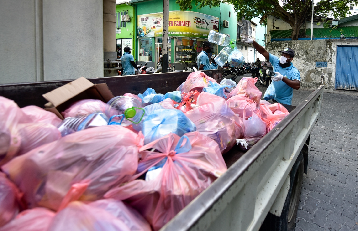 މާލެ: ސެޕްޓެމްބަރު 16، 2021: މަގެއްގައި ހުރި ކުނި ކޮތަޅު ތަކެއް މާލެ ސިޓީ ކައުންސިލްގެ މުއައްޒަފުން މާލެ ސިޓީ ކައުން ސިލްގެ ވެހިކަލަކައް އަރުވަނީ .-- ފޮޓޯ: އަހުމަދު އަވްޝަން / މިހާރު