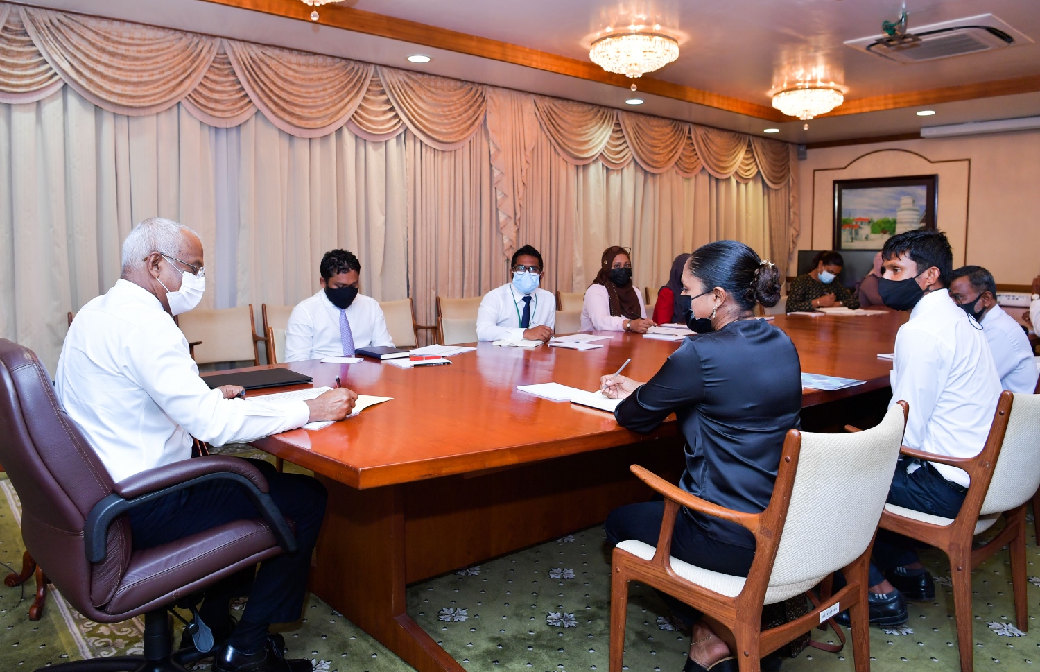 ރައީސް އިބްރާހީމް މުހައްމަދު ސޯލިހު، ތުޅާދޫ ކައުންސިލްގެ މެމްބަރުންނާ މިއަދު ބައްދަލުކުރައްވަނީ. ފޮޓޯ: ރައީސް އޮފީސް