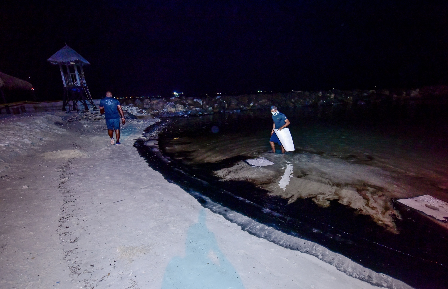 ރަސްފަންނު މޫދަށް އެޅިފައިވާ ތެޔޮ ސާފުކުރުމުގެ މަސައްކަތް ސިފައިން ކުރަނީ. -- ފޮޓޯ: އަހްމަދު އަވްޝަން/މިހާރު