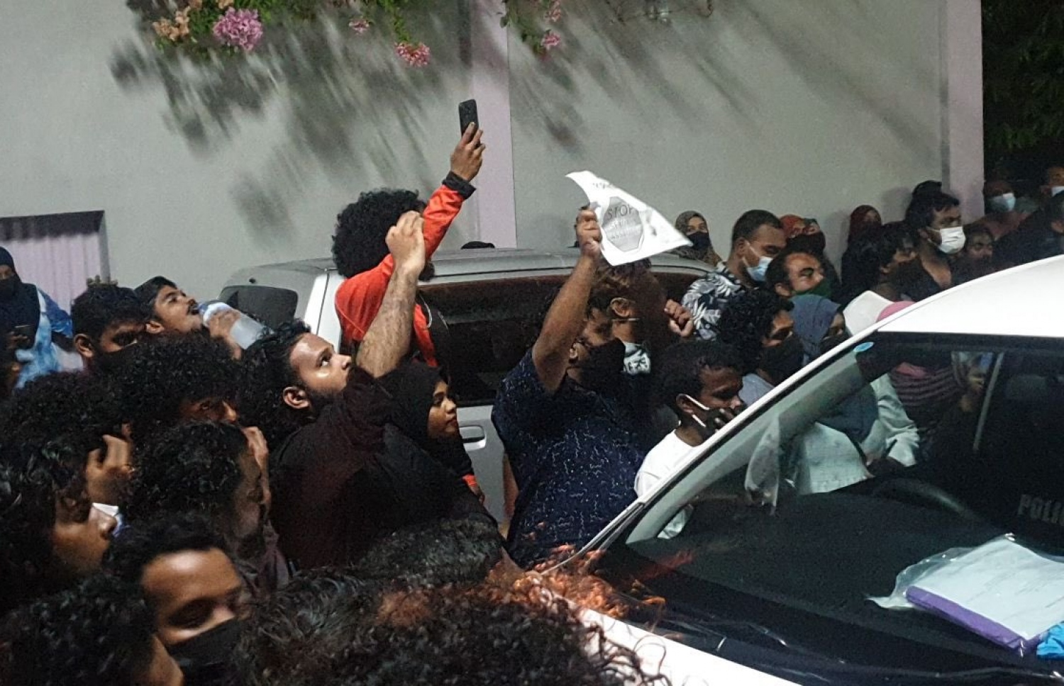 ކުއްޖަކު ރޭޕްކުރި ކަމަށް ތުހުމަތުކުރާ ފުލުހަކު ހައްޔަރުނުކޮށްްގެން އައްޑޫ ހިތަދޫގައި މުޒާހަރާކުރަނީ. ފޮޓޯ: ސޯޝަލް މީޑިއާ