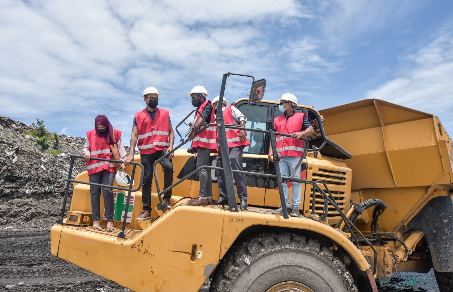 ޑަމްޕް ޓްރަކުގައި ޕްރޮޖެކްޓް ޓީމާ އެކު ކުނި ފަރުބަދައަށް އަރަނީ. -- ފޮޓޯ: ނިޝާން އަލީ/ މިހާރު