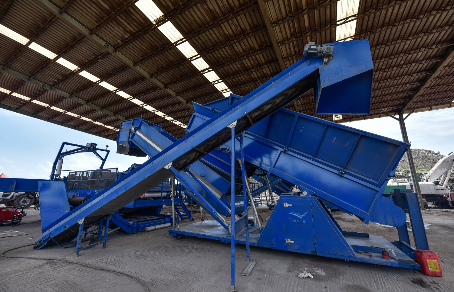 ތިލަފުށި: އަންދައިގެން ނައްތާލަން ޖެހޭ ކުނި ފިއްތާ ބާރުކޮށްލައި، އެއް ޓަނުގެ ބަރުދަން ހުންނަ "ބޭލް" ހަދަން ބޭނުންކުރާ ބޭލް މެޝިން.-- ފޮޓޯ: ނިޝާން އަލީ / މިހާރު