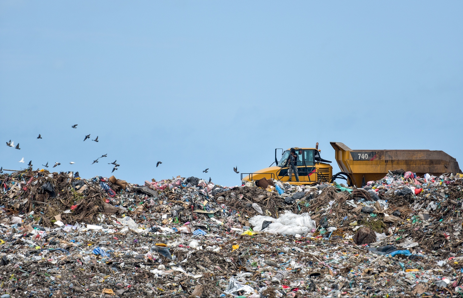 ތިލަފުށީގެ ކުނި ފަރުބަދަ: މިތަނަށް ކުނި އެޅުން ހުއްޓާލާފައިވާއިރު، މިތަނުން ދުން ނަރާނެ ގޮތާއި ވަސް ނުދުވާނެ ގޮތް މިހާރު ވަނީ ހަދައިފައި. މި ޕްރޮޖެކްޓްގެ ދަށުން މި ފަރުބަދަ ބަދަލުކޮށްލަނީ ފެހި ތަނަކަށް.-- ފޮޓޯ: ނިޝާން އަލީ / މިހާރު