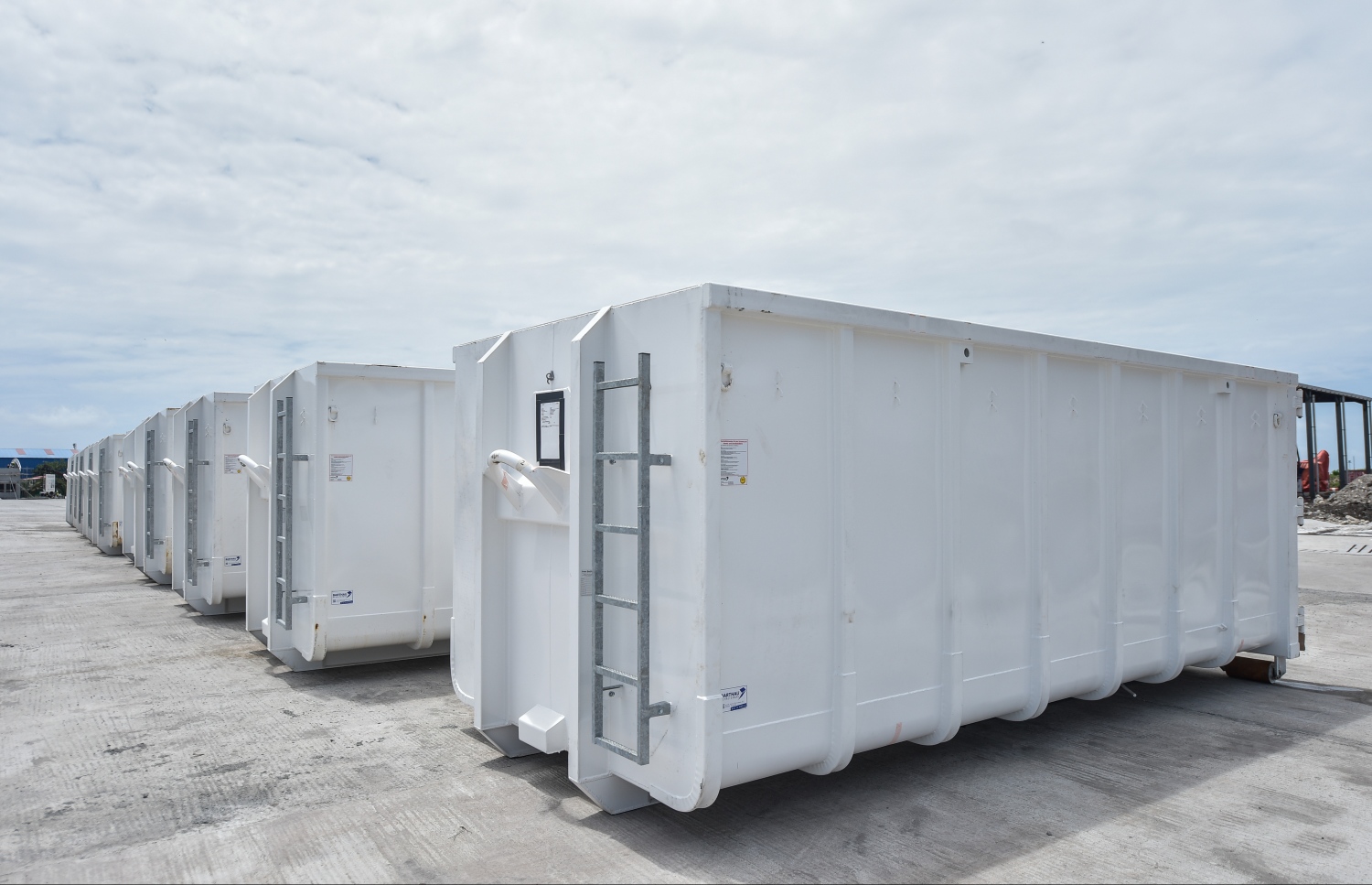 ތިލަފުށި: ކަނޑުމަގުން ކުނި އުފުލަން ބޭނުންކުރާނެ ކޮންޓެއިނަރުތައް.-- ފޮޓޯ: ނިޝާން އަލީ/ މިހާރު