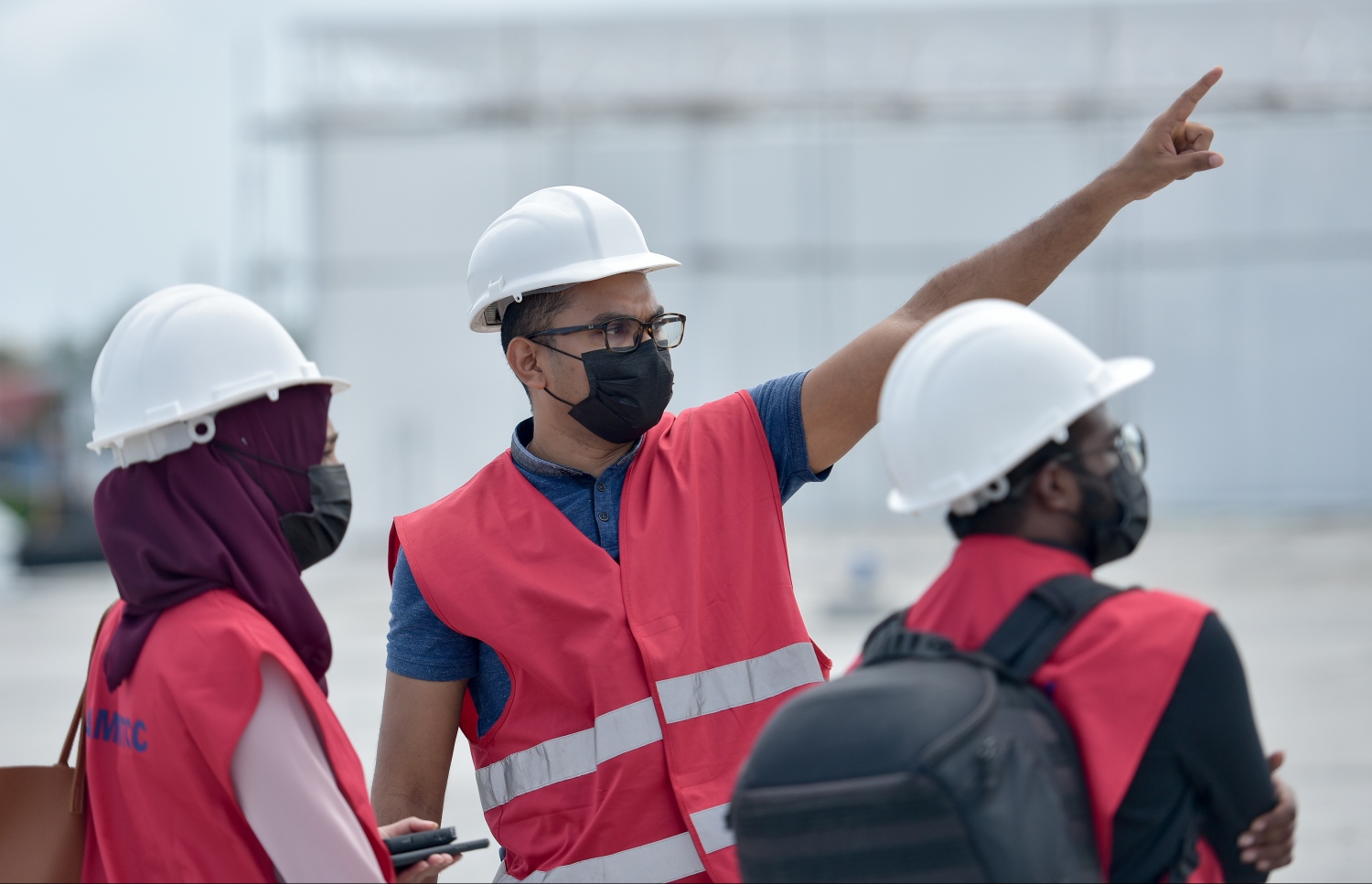 މަޝްރޫއުގެ ތަފްސީލްތައް ކޮމިއުނިކޭޝަން ސްޕެޝަލިސްޓު އިމްޖާދު "މިހާރު"ގެ ނިއުސް ޓީމަށް ކިޔައިދެއްވަނީ. -- ފޮޓޯ: ނިޝާން އަލީ/ މިހާރު