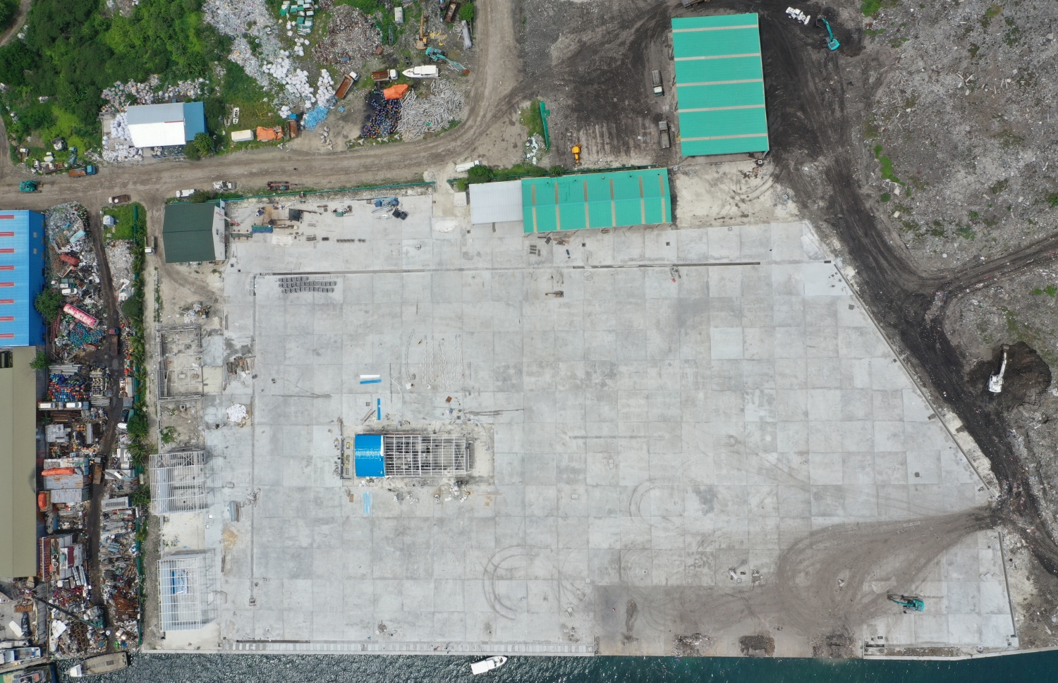 މެހި ފުނި ކުރިން ފެނުނު ސަރަހައްދުން 15 ހެކްޓަރު ހިއްކައި ތަޅުން އަޅާފައި: މާލެ ސަރަހައްދުގެ ވޭސްޓް ޓްރާންސްފާ ސެންޓަރުތަކުން ކޮންޓެއިނަރުގައި ގެންނަ ހުރިހާ ކުންޏެއް ކުރިއަށް އޮތް ތަނުގައި ބާލާނީ މި ސަރަހައްދަށް. ވެލި އަޅައި ހިއްކައިި މިތަން ކޮންކްރީޓްކޮށްފައި މިވަނީ ކުނި ނައްތާލުމުގެ ނިޒާމުގައި ބޭނުންކުރަން ނިންމާފައިވާ ބަރު އުޅަނދު ދުއްވޭ ގޮތަށް.