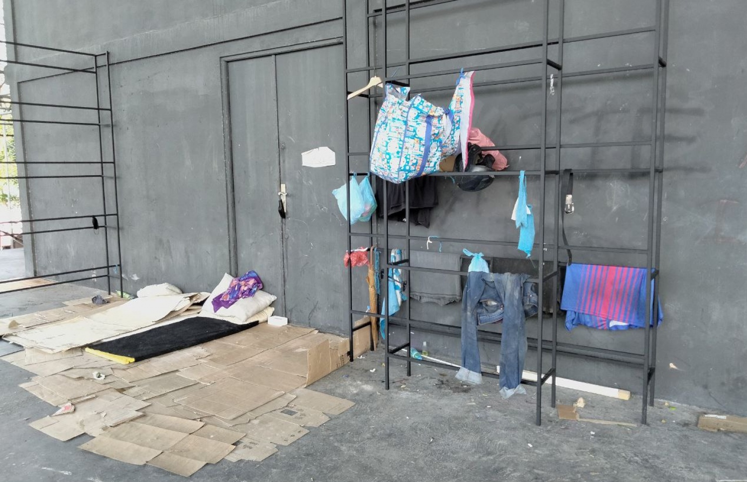 އައްޑާތައް ބަންދުކުރުމުން ކާނިވާ ސްޓޭޖުގައި ބައެއްގެ ތަކެތި ބަހައްޓާފައި.-- ޓްވިޓާ ފޮޓޯ: ނަވާޒު