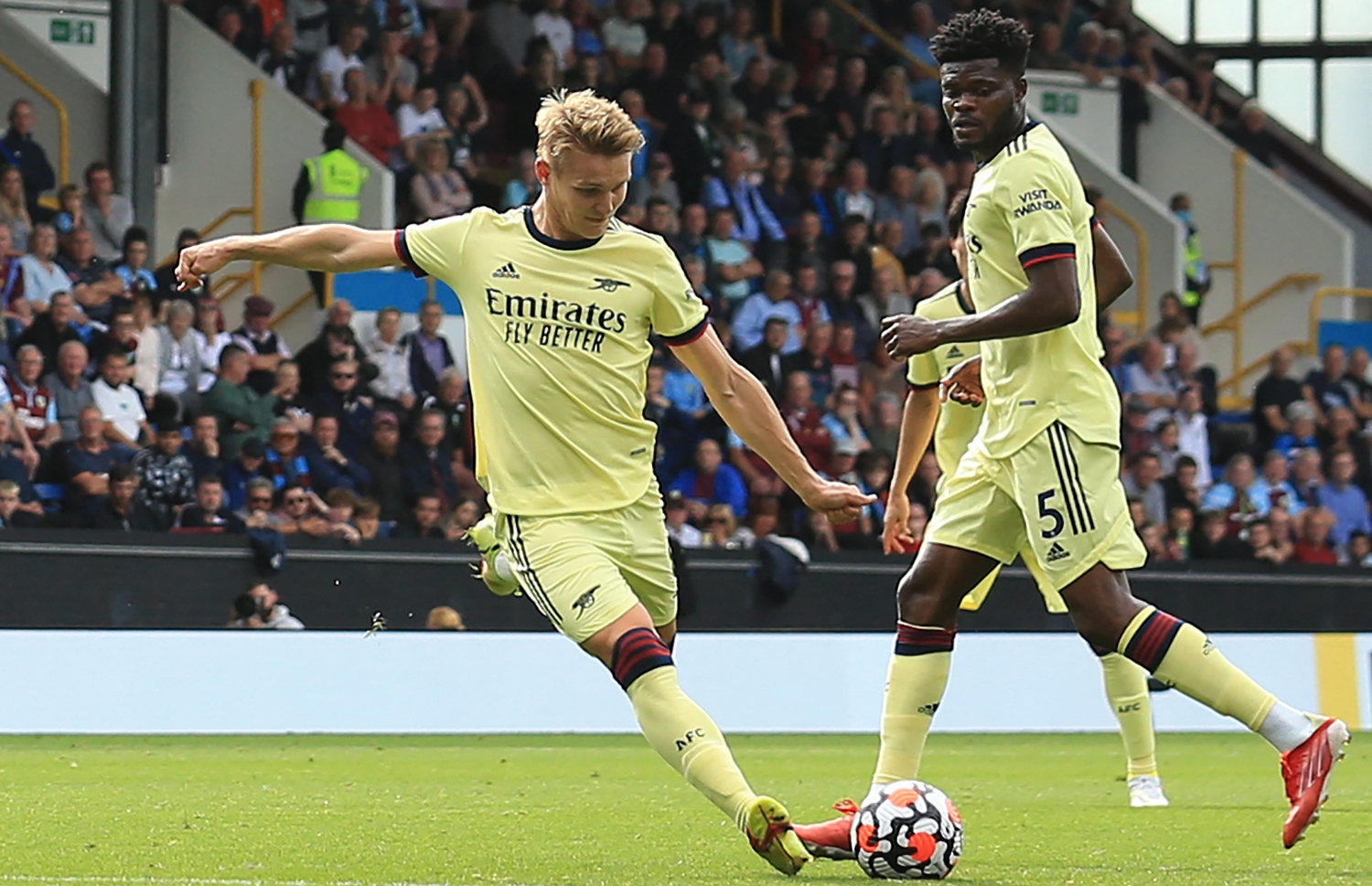 އާސެނަލް އަށް ލަނޑު ޖަހައިދިން އޮޑެގާޑް ބޯޅަ ފޮނުވާލަނީ --- ފޮޓޯ: އޭއެފްޕީ