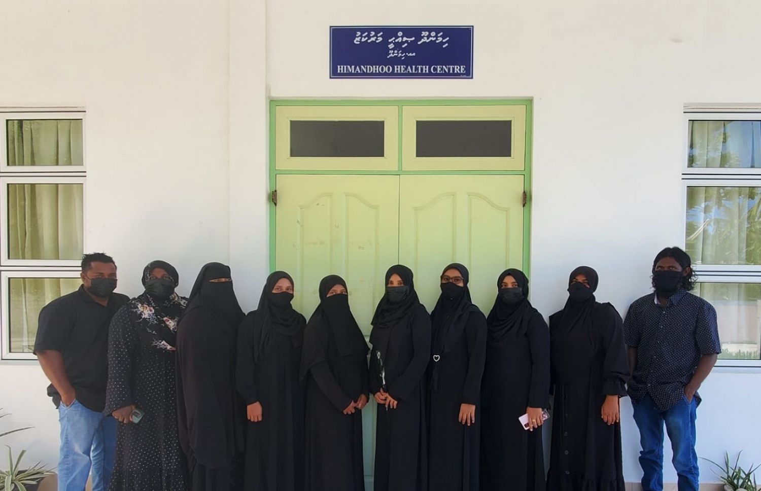 ހިމަންދޫ ސިއްހީ މަރުކަޒުގެ މުވައްޒަފުންތަކެއް ކަޅުހެދުމުގައި ފޮޓޯއަކަށް ހުއްޓިގެން. -- ފޮޓޯ: ސިވިލް ސާވެންޓް އެސޯސިއޭޝަން