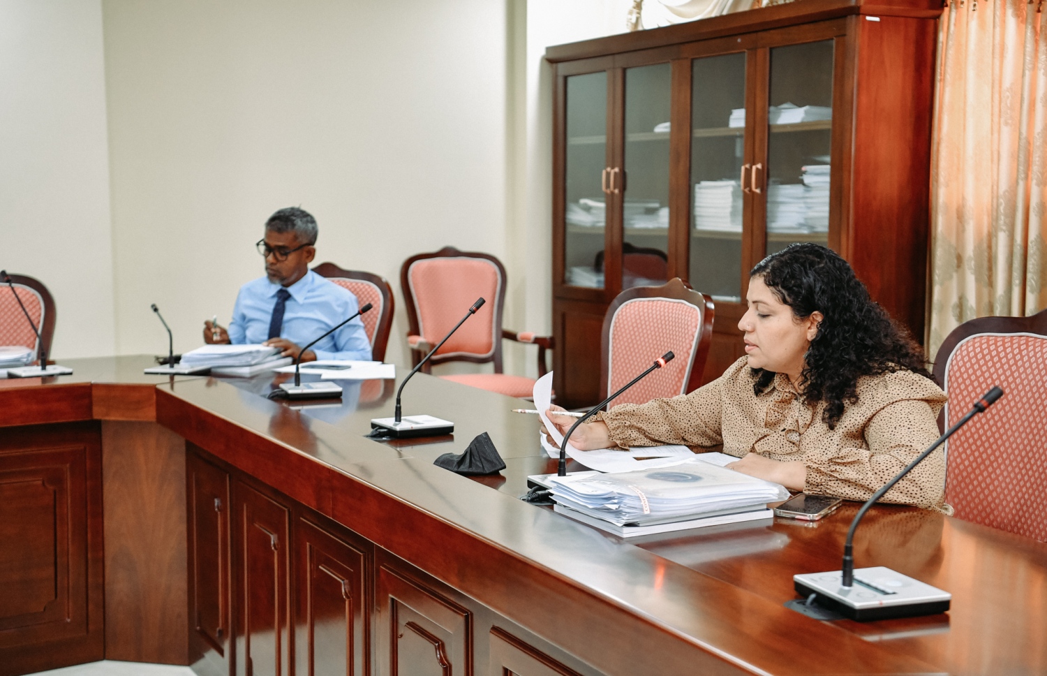 ހިއުމަން ރައިޓްސް އެންޑް ޖެންޑާ ކޮމިޓީގެ ބައްދަލުވުމެއް ބާއްވަނީ--  ފޮޓޯ: މަޖިލިސް އިދާރާ