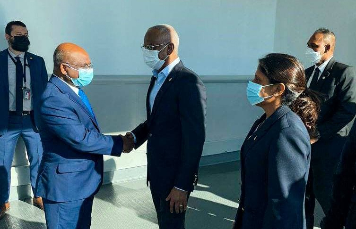 ނިއު ޔޯކް، އެމެރިކާ: އދ. ގެ 76 ވަނަ އާންމު މަޖިލީހުގެ ޖަލްސާގައި ބައިވެރިވެވަޑައިގަތުމަށް ރައީސް އިބްރާހިމް މުހައްމަދު ސޯލިހު ނިއު ޔޯކަށް ވަޑައިގަތުމުން، އދ. ގެ ރައީސް އަދި ރާއްޖޭގެ ފޮރިން މިނިސްޓަރު އަބްދުﷲ ޝާހިދު މަރުހަބާ ދަންނަވަނީ.---ފޮޓޯ: ރައީސް އޮފީސް