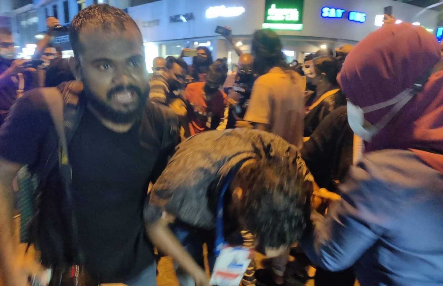 އިދިކޮޅު ޕީޕީއެމް/ޕީއެންސީ ކޯލިޝަނުން ބޭއްވި މުޒަހާރާގައި ބައެއް ނޫސްވެރިންނަށް އަނިޔާވެފައި.-- ފޮޓޯ: ކޭޑު