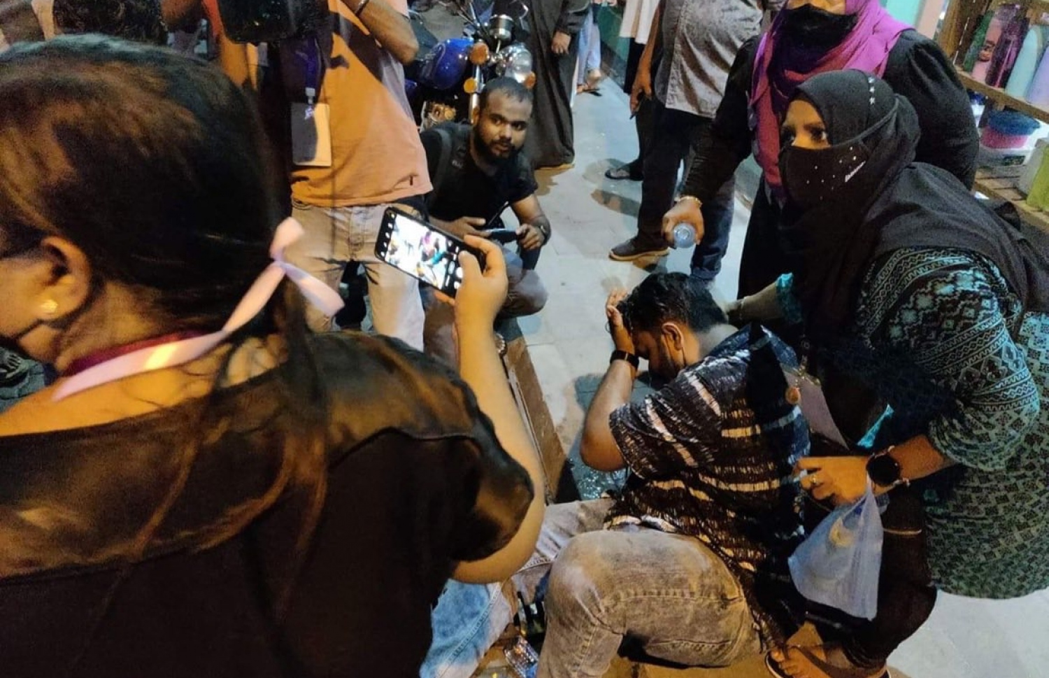 އިދިކޮޅު ޕީޕީއެމް/ޕީއެންސީ ކޯލިޝަނުން ބޭއްވި މުޒަހާރާގައި ބައެއް ނޫސްވެރިންނަށް އަނިޔާވެފައި.-- ފޮޓޯ: ކޭޑު