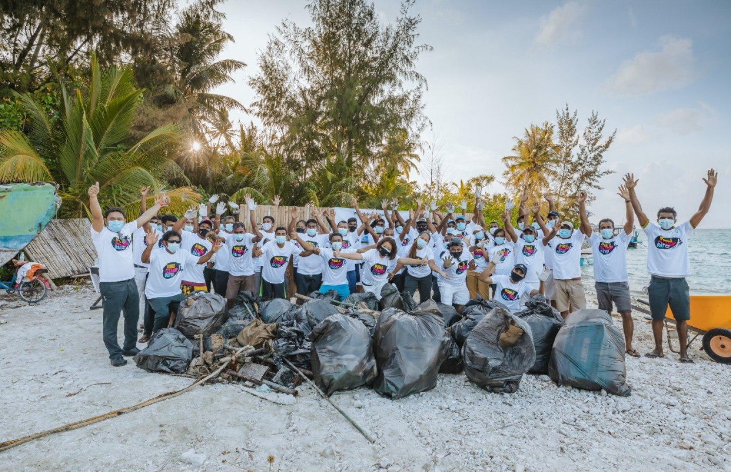 ދުނިޔެ ސާފުކުރުމުގެ ދުވަސް: އެޓްމޯސްފިއާ ކާނިފުށި ރިސޯޓުގައި ބޭއްވި ހަރަކާތް.-- ފޮޓޯ: ލެޓްސް ޑޫ އިޓް މޯލްޑިވްސް