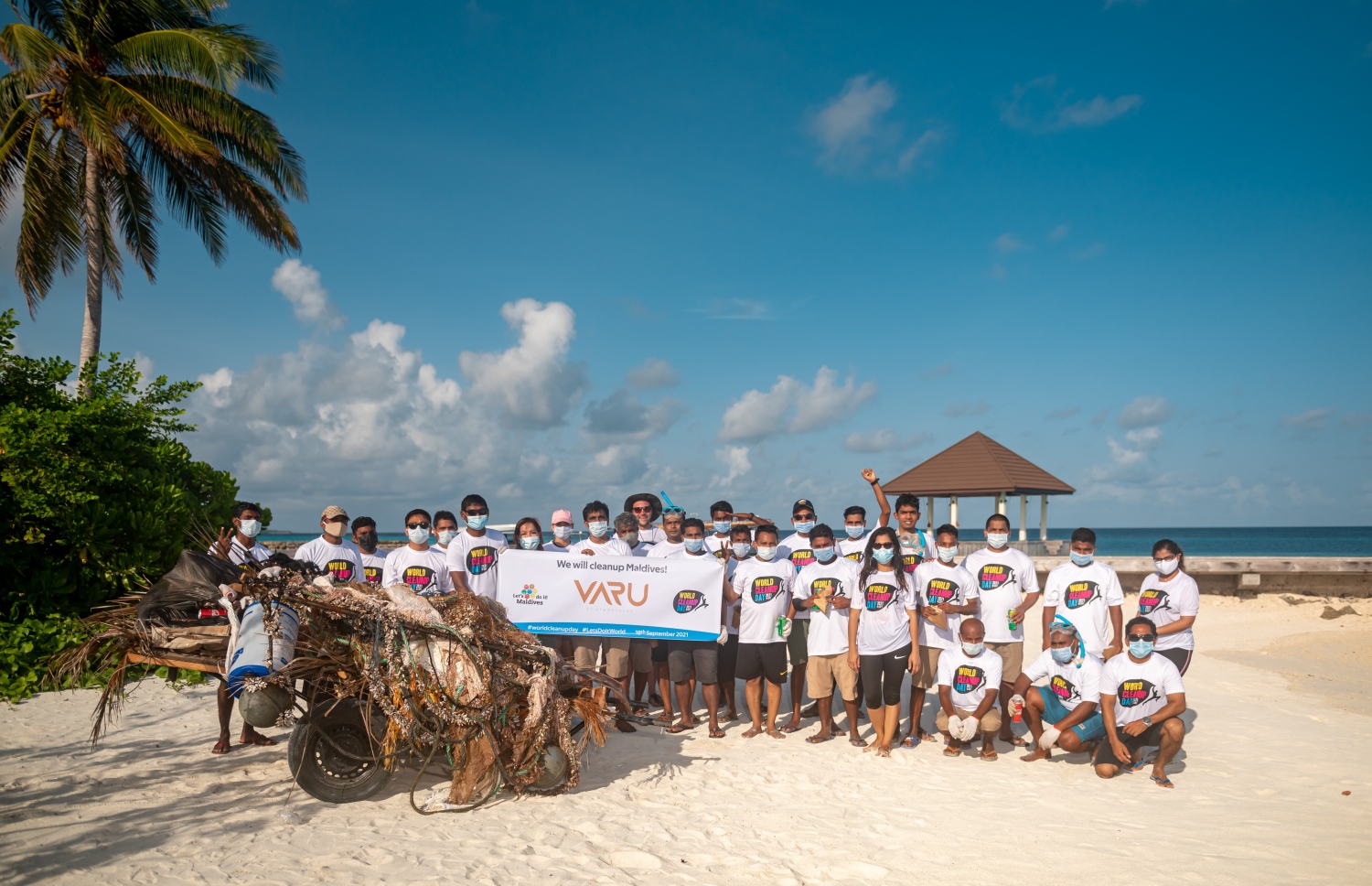 ދުނިޔެ ސާފުކުރުމުގެ ދުވަސް: ވާރު އެޓްމޯސްފިއާ ރިސޯޓުގައި ބޭއްވި ހަރަކާތް.-- ފޮޓޯ: ލެޓްސް ޑޫ އިޓް މޯލްޑިވްސް