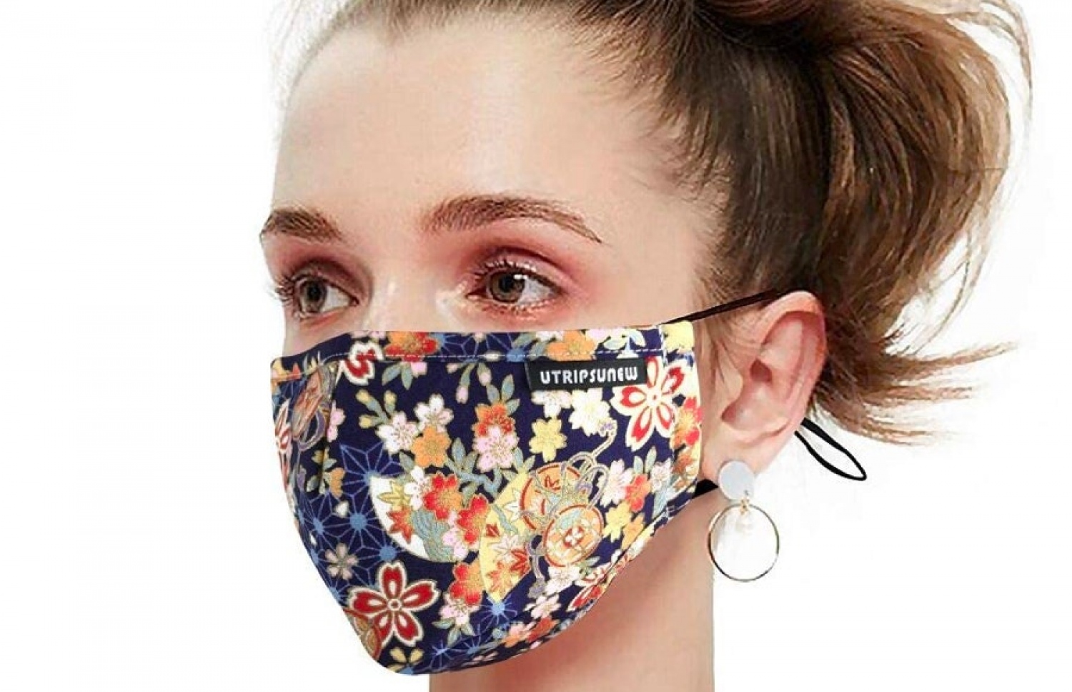 އަންހެނަކު މާސްކަކާ އެކު.