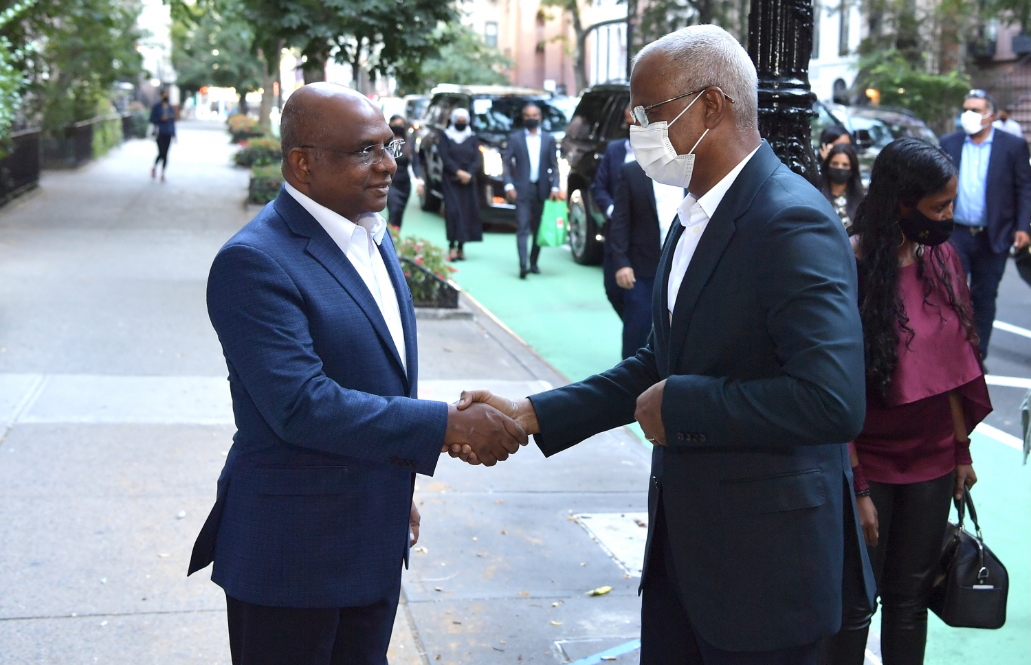 ނިއު ޔޯކް، އެމެރިކާ: އދ. ގެ އާންމު މަޖިލީހުގެ ރައީސް ޝާހިދު ދެއްވި ފަރިއްކޮޅަކަށް ރައީސް އިބްރާހިމް މުހައްމަދު ސޯލިހު ވަޑައިގަތުމުން ޝާހިދު މަރުހަބާ ދަންނަވަނީ.---ފޮޓޯ: ރައީސް އޮފީސް