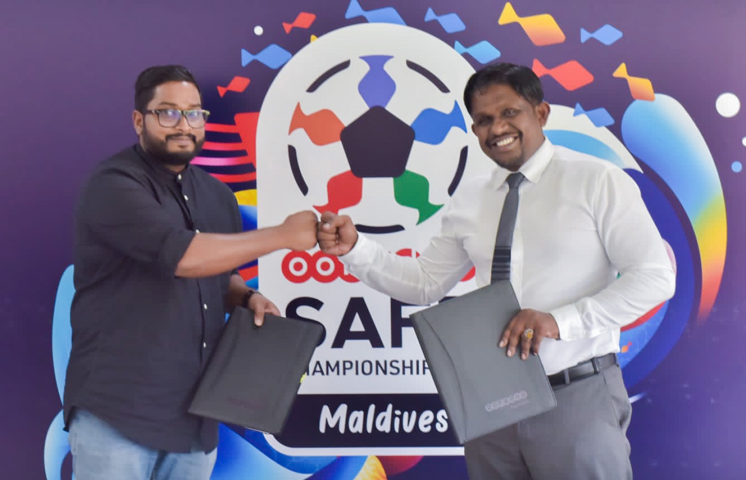 އުރީދޫއާއެކު ސާފް ޗެމްޕިއަންޝިޕްގެ ޓައިޓަލް ސްޕޮންސަރެއްގެ ގޮތުގައި ސޮއި ކުރުމަށް ބޭއްވި ރަސްމިއްޔާތުގެ ތެރެއިން --- ފޮޓޯ: އުރީދޫ