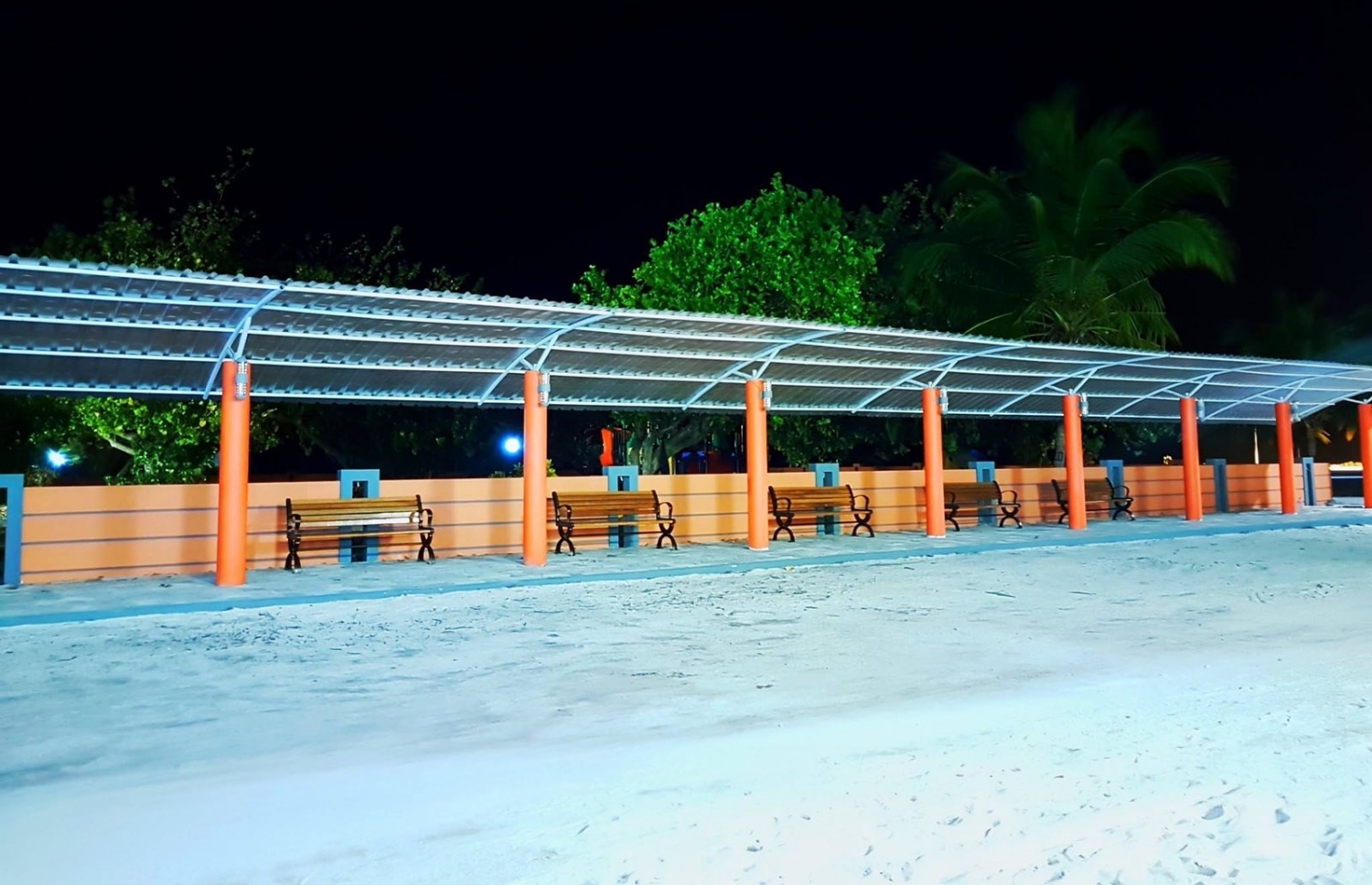 ޕޭރެންޓް ހިޔާ: މިއީ ދަރިވަރުން ބަލައި ސްކޫލަށް އަންނަ ބެލެނިވެރިން މަޑުކޮށްލައިގެން ތިބެން ހެދި ތަނެއް