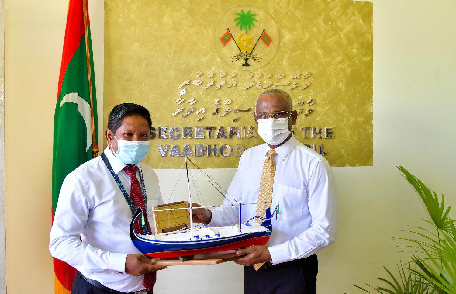 ވާދޫގައި އާއްމުކޮށް ހަދާ ދޯނިތަކުގެ ތެރެއިން ދޯންޏެއް ރައީސް އިބްރާހިމް މުހައްމަދު ސޯލިހަށް އަރުވަނީ: ސުވެނިއާ އުފެއްދުންތަކުގައި މި ރަށަށް ވަނީ ދެ އެވޯޑެއް ލިބިފައި. -- ފޮޓޯ/ ރައީސް އޮފީސް