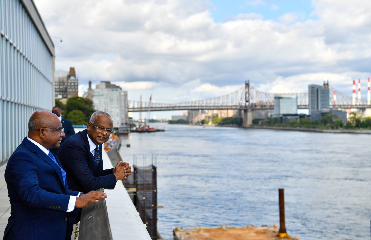 އދ. ގެ 76 ވަނަ އާންމު މަޖިލީހުގެ ރައީސް ކަމާ ޝާހިދު ހަވާލުވެވަޑައިގަތް ފަހުން ރައީސް އިބްރާހިމް މުހައްމަދު ސޯލިހު އެމެރިކާގެ ނިއު ޔޯކަށް ވަޑައިގެން އޭނާއާ ބައްދަލުކުރެއްވުމުގެ ހަވާސާގެ ތެރެއިން ދެ ބޭފުޅުން އެކުގައި ނުރަސްމީ ވަގުތު ކޮޅެއްގައި -- ފޮޓޯ: ރައީސް އޮފީސް