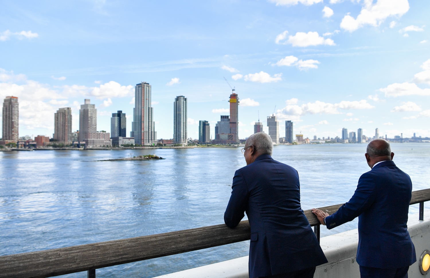 ނިއު ޔޯކް، އެމެރިކާ: ރައީސް އިބްރާހިމް މުހައްމަދު ސޯލިހާއި އދ. ގެ އާންމު މަޖިލީހުގެ 76 ވަނަ ޖަލްސާގެ ރައީސް ޝާހިދު ރަސްމީކޮށް ބައްދަލުކުރެއްވުމުގެ ހަވާސާގެ ތެރެއިން، ޝާހިދުގެ އޮފީހުގައި ބެލްކަންޏަކުން ބޭރު ބައްލަވައިލައްވަނީ.---ފޮޓޯ: ރައީސް އޮފީސް