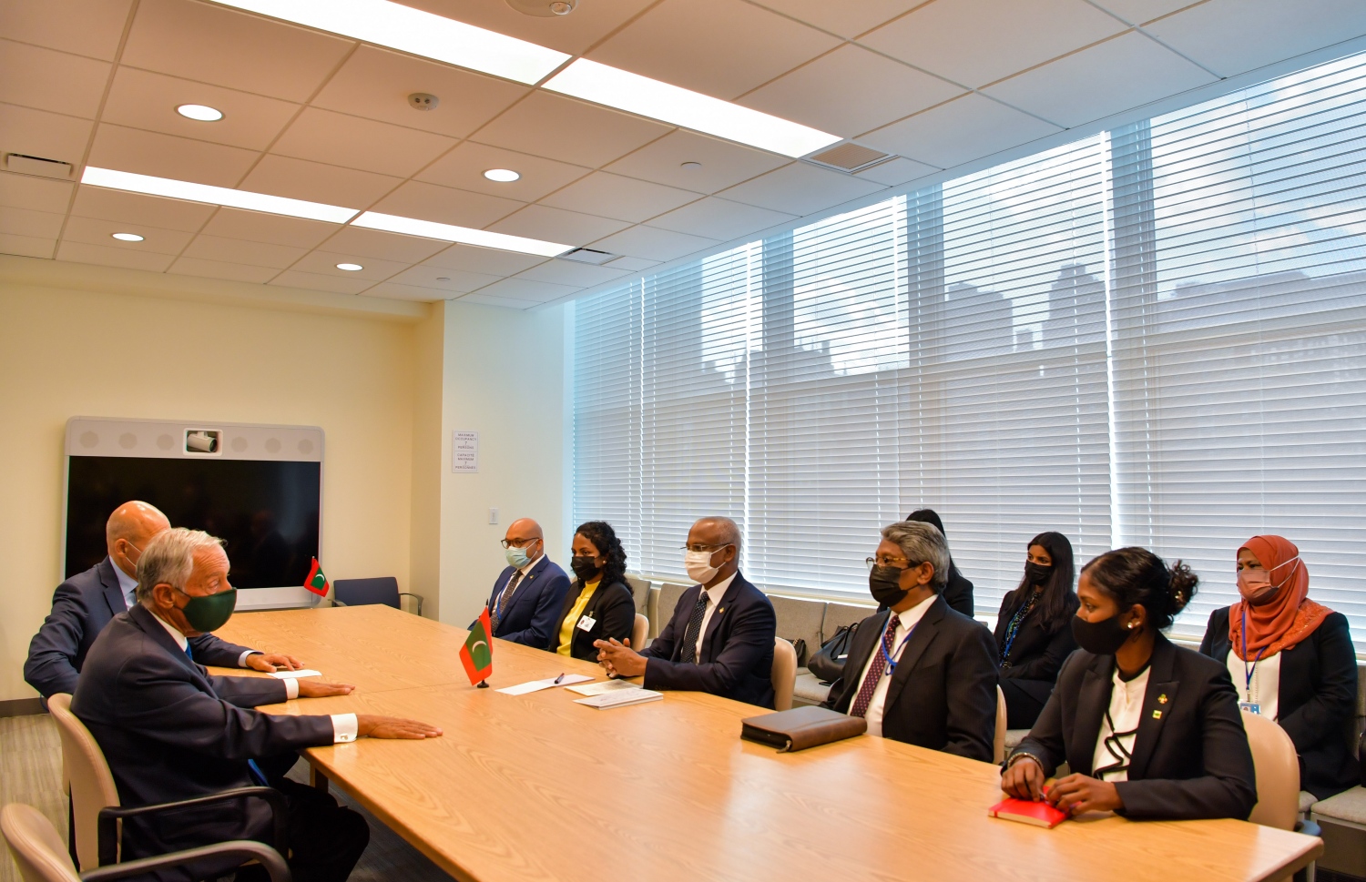 ނިއު ޔޯކް، އެމެރިކާ: އދ. ގެ 76 ވަނަ އާންމު މަޖިލީހުގެ ޖަލްސާގައި ބައިވެރިވެވަޑައިގަތުމަށް ރައީސް އިބްރާހިމް މުހައްމަދު ސޯލިހު ނިއު ޔޯކަށް ކުރައްވާ ދަތުރުފުޅުގެ ތެރެއިން، ޕޯޗުގަލްގެ ރައީސް މާސެލޯ ރެބެލޯ ޑިސޯޒާއާ ބައްދަލުކުރައްވަނީ.---ފޮޓޯ: ރައީސް އޮފީސް