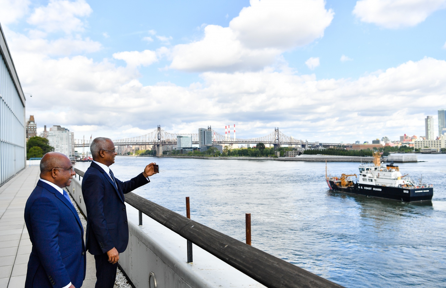 ނިއު ޔޯކް، އެމެރިކާ: ރައީސް އިބްރާހިމް މުހައްމަދު ސޯލިހާއި އދ. ގެ އާންމު މަޖިލީހުގެ 76 ވަނަ ޖަލްސާގެ ރައީސް ޝާހިދު ރަސްމީކޮށް ބައްދަލުކުރެއްވުމުގެ ހަވާސާގެ ތެރެއިން، ޝާހިދުގެ އޮފީހުގައި ބެލްކަންޏަކުން ބޭރު ބައްލަވައިލައްވަނީ.---ފޮޓޯ: ރައީސް އޮފީސް