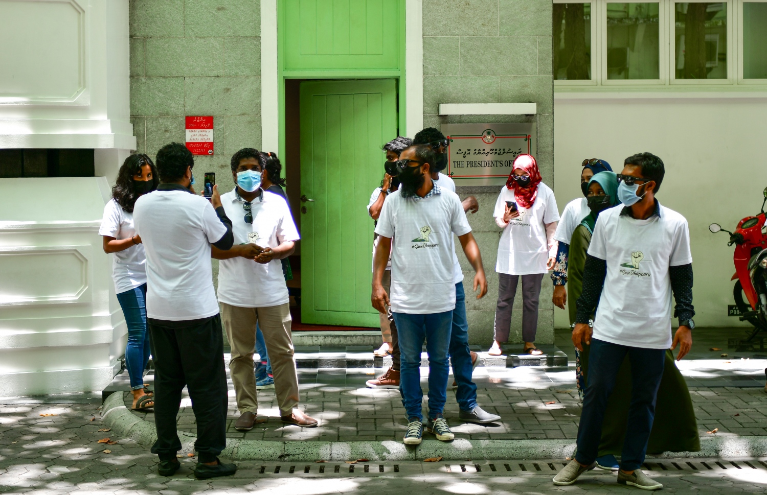 ހއ. ފިއްލަދޫގެ އިހުތިސާސުން އެ ރަށާ އެއް ފަޅެއްގެ ތެރޭގައި އޮންނަ ދައްޕަރު ވަކިކުރަން ނިންމި މައްސަލައިގައި ރައީސް އޮފީހާއި މަޖިލީހަށް ޕެޓިޝަން ހުށަހެޅުން.-- ފޮޓޯ: އަހްމަދު އަވްޝަން އިލްޔާސް / މިހާރު