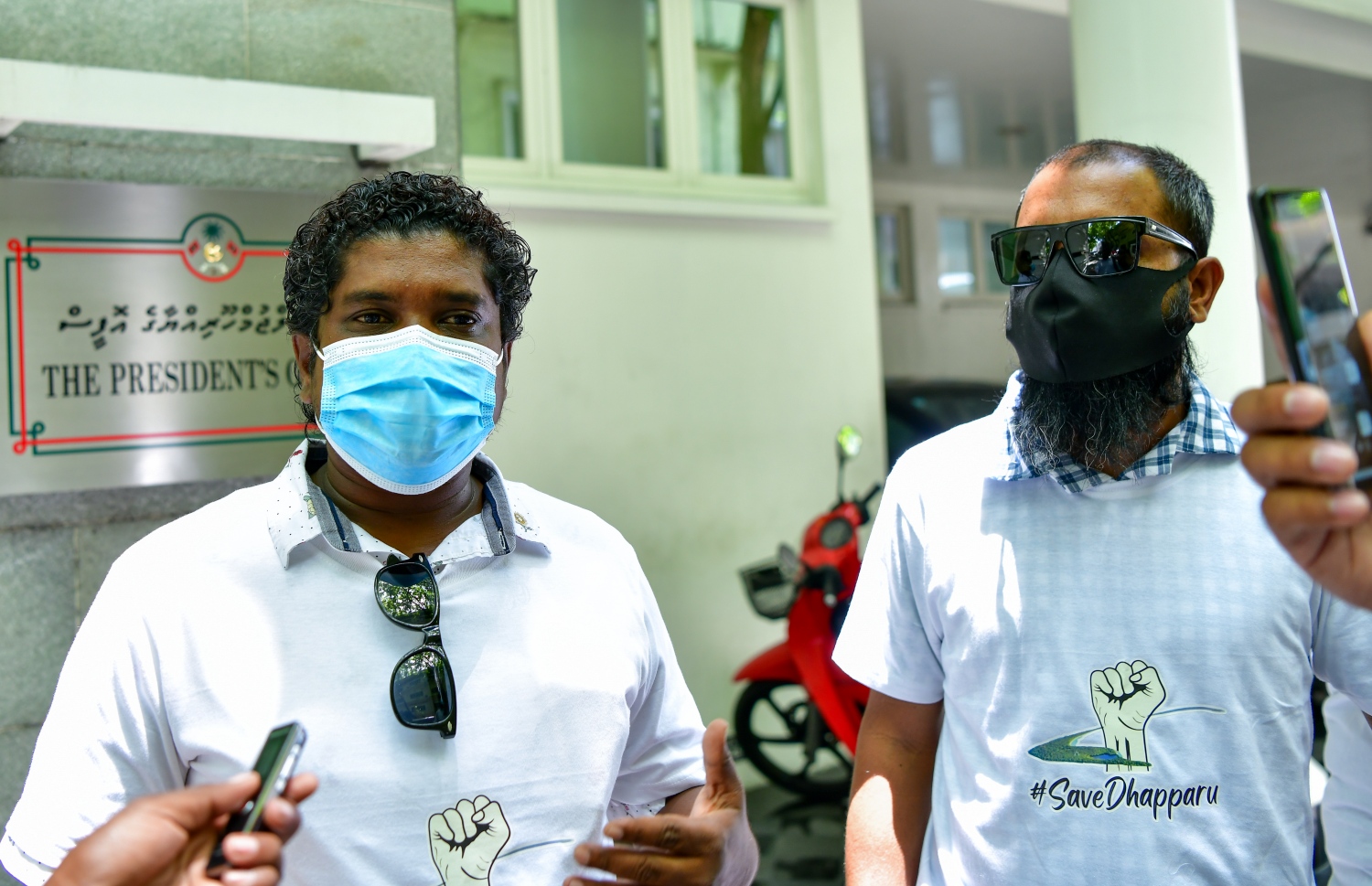 ހއ. ފިއްލަދޫގެ އިހުތިސާސުން ދައްޕަރު ވަކިކުރަން ނިންމި މައްސަލައިގައި ރައީސް އޮފީހާއި މަޖިލީހަށް ޕެޓިޝަން ހުށަހެޅުން: "ސޭވް ދައްޕަރު" ޓީމުގައި އިސްކޮށް އުޅޭ މުހައްމަދު ވަހީދު ނޫސްވެރިންނާ ވާހަކަދައްކަނީ.-- ފޮޓޯ: އަހްމަދު އަވްޝަން އިލްޔާސް / މިހާރު