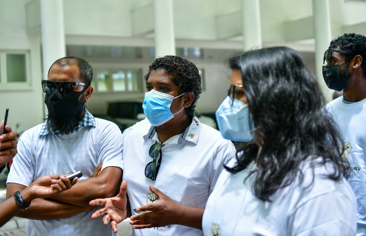 ހއ. ފިއްލަދޫގެ އިހުތިސާސުން ދައްޕަރު ވަކިކުރަން ނިންމި މައްސަލައިގައި ރައީސް އޮފީހާއި މަޖިލީހަށް ޕެޓިޝަން ހުށަހެޅުން: "ސޭވް ދައްޕަރު" ޓީމުގައި އިސްކޮށް އުޅޭ މުހައްމަދު ވަހީދު (މ) އާއި ޓްރާންސްޕޭރެންސީގެ ފަރާތުން ޝާޒިޔާ އަލީ (ކ) ނޫސްވެރިންނާ ވާހަކަދައްކަނީ.-- ފޮޓޯ: އަހްމަދު އަވްޝަން އިލްޔާސް / މިހާރު