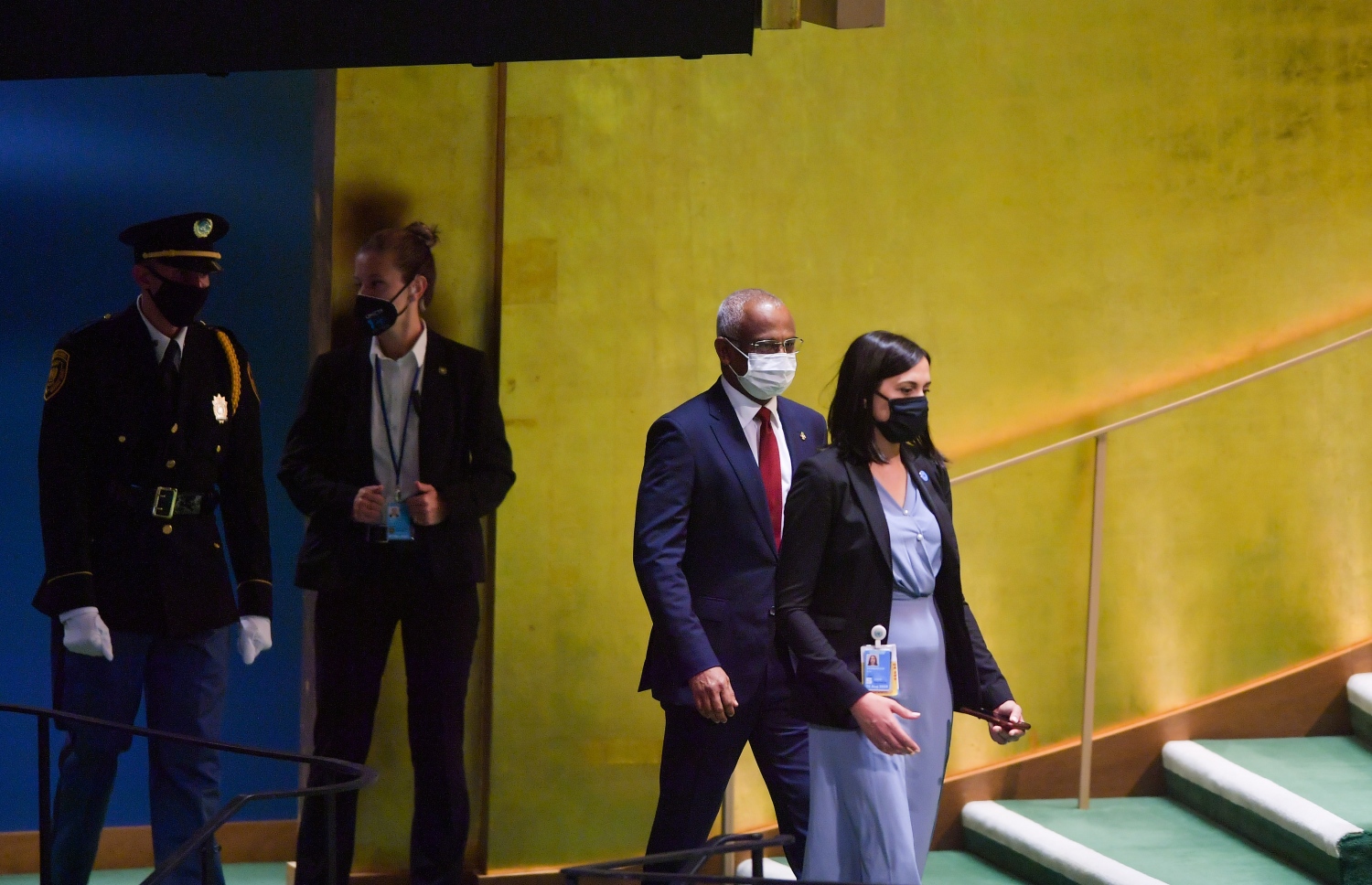 ނިއު ޔޯކް: ސެޕްޓެމްބަރު 21، 2021: ރާއްޖޭގެ ރައީސް އިބްރާހިމް މުހައްމަދު ސޯލިހު އދ. ގެ 76 ވަނަ އާންމު ޖަލްސާގައި ތަގުރީރު ކުރައްވަން ޕޯޑިއަމަށް ވަޑައިގަންނަވަނީ: އެ މަނިކުފާނު ވަނީ މޫސުމީ މައްސަލަތަކާއި ފަލަސްތީނާއި އަފްޣާނިސްތާނު އަދި ޓެރަރިޒަމާ ގުޅޭ ކަންތައްތަކުގައި ދުނިޔެ އަށް ވަރުގަދަ މެސެޖުތަކެއް ދެއްވާފައި.---ފޮޓޯ: ރައީސް އޮފީސް