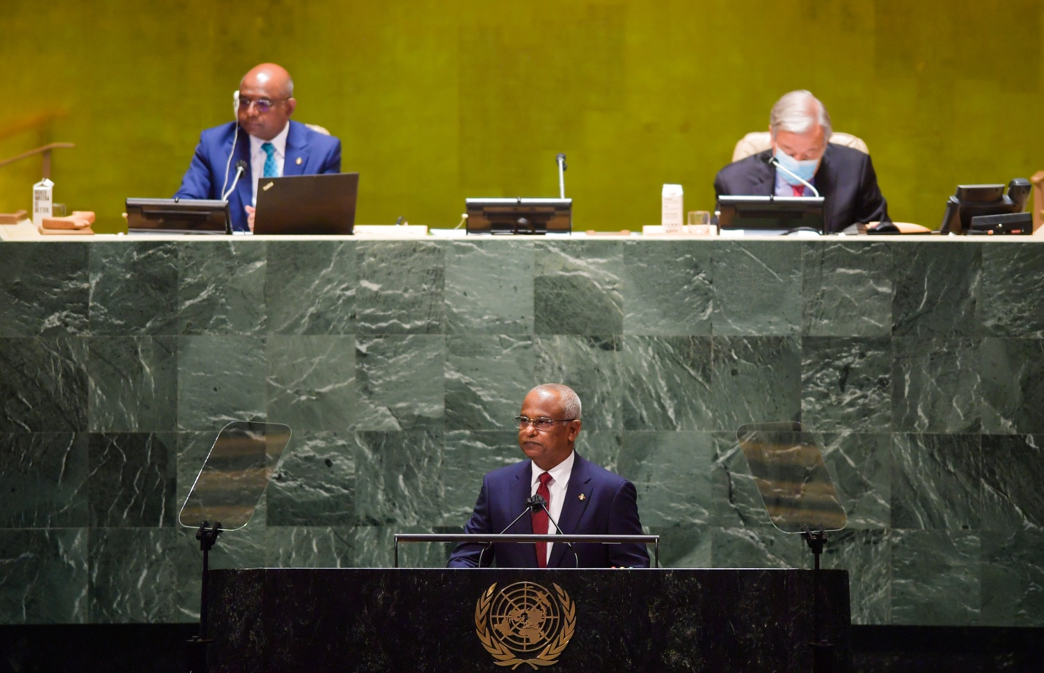 ނިއު ޔޯކް: ސެޕްޓެމްބަރު 21، 2021: ރާއްޖޭގެ ރައީސް އިބްރާހިމް މުހައްމަދު ސޯލިހު އދ. ގެ 76 ވަނަ އާންމު ޖަލްސާގައި ތަގުރީރު ކުރައްވާއިރު އެ ސެޝަންގެ ރައީސްގެ ހައިސިއްޔަތުން ރާއްޖޭގެ ފޮރިން މިނިސްޓަރު އަބްދުﷲ ޝާހިދު ރިޔާސަތު ބަލަހައްޓަވަނީ: އެ މަނިކުފާނު ވަނީ މޫސުމީ މައްސަލަތަކާއި ފަލަސްތީނާއި އަފްޣާނިސްތާނު އަދި ޓެރަރިޒަމާ ގުޅޭ ކަންތައްތަކުގައި ދުނިޔެ އަށް ވަރުގަދަ މެސެޖުތަކެއް ދެއްވާފައި.---ފޮޓޯ: ރައީސް އޮފީސް