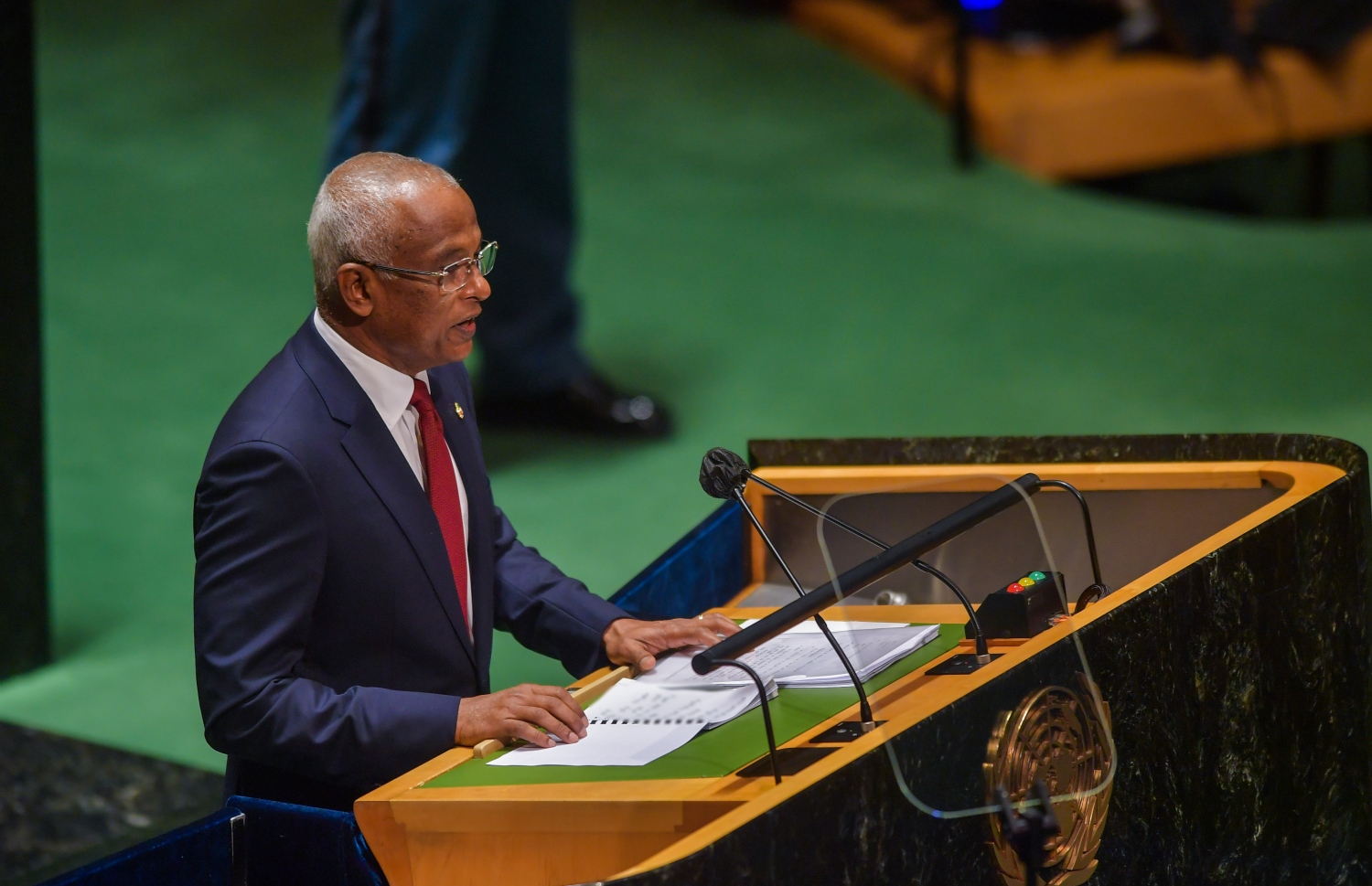 ނިއު ޔޯކް: ސެޕްޓެމްބަރު 21، 2021: ރާއްޖޭގެ ރައީސް އިބްރާހިމް މުހައްމަދު ސޯލިހު އދ. ގެ 76 ވަނަ އާންމު ޖަލްސާގައި ތަގުރީރު ކުރެއްވުން: އެ މަނިކުފާނު ވަނީ މޫސުމީ މައްސަލަތަކާއި ފަލަސްތީނާއި އަފްޣާނިސްތާނު އަދި ޓެރަރިޒަމާ ގުޅޭ ކަންތައްތަކުގައި ދުނިޔެ އަށް ވަރުގަދަ މެސެޖުތަކެއް ދެއްވާފައި.---ފޮޓޯ: ރައީސް އޮފީސް