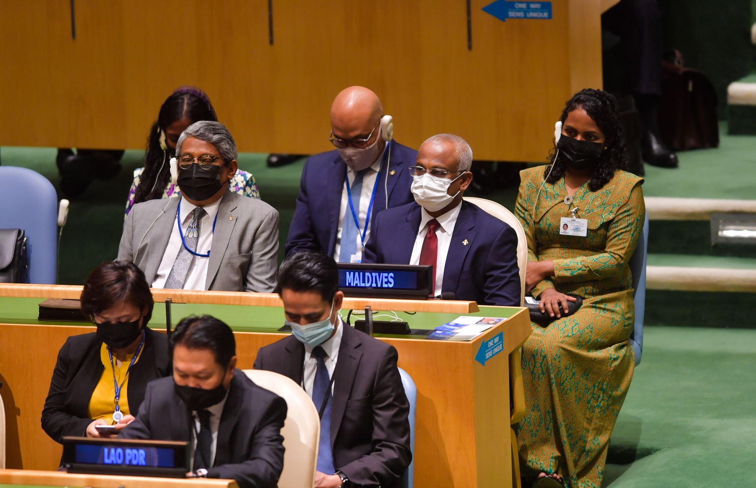 ނިއު ޔޯކް: ސެޕްޓެމްބަރު 21، 2021- ރާއްޖޭގެ ރައީސް އިބްރާހިމް މުހައްމަދު ސޯލިހު އދ. ގެ 76 ވަނަ އާންމު ޖަލްސާގައި ތަގުރީރު ކުރެއްވުމުގެ ކުރިން ދިވެހި ވަފުދާއެކު: އެ މަނިކުފާނު ވަނީ މޫސުމީ މައްސަލަތަކާއި ފަލަސްތީނާއި އަފްޣާނިސްތާނު އަދި ޓެރަރިޒަމާ ގުޅޭ ކަންތައްތަކުގައި ދުނިޔެ އަށް ވަރުގަދަ މެސެޖުތަކެއް ދެއްވާފައި.---ފޮޓޯ: ރައީސް އޮފީސް