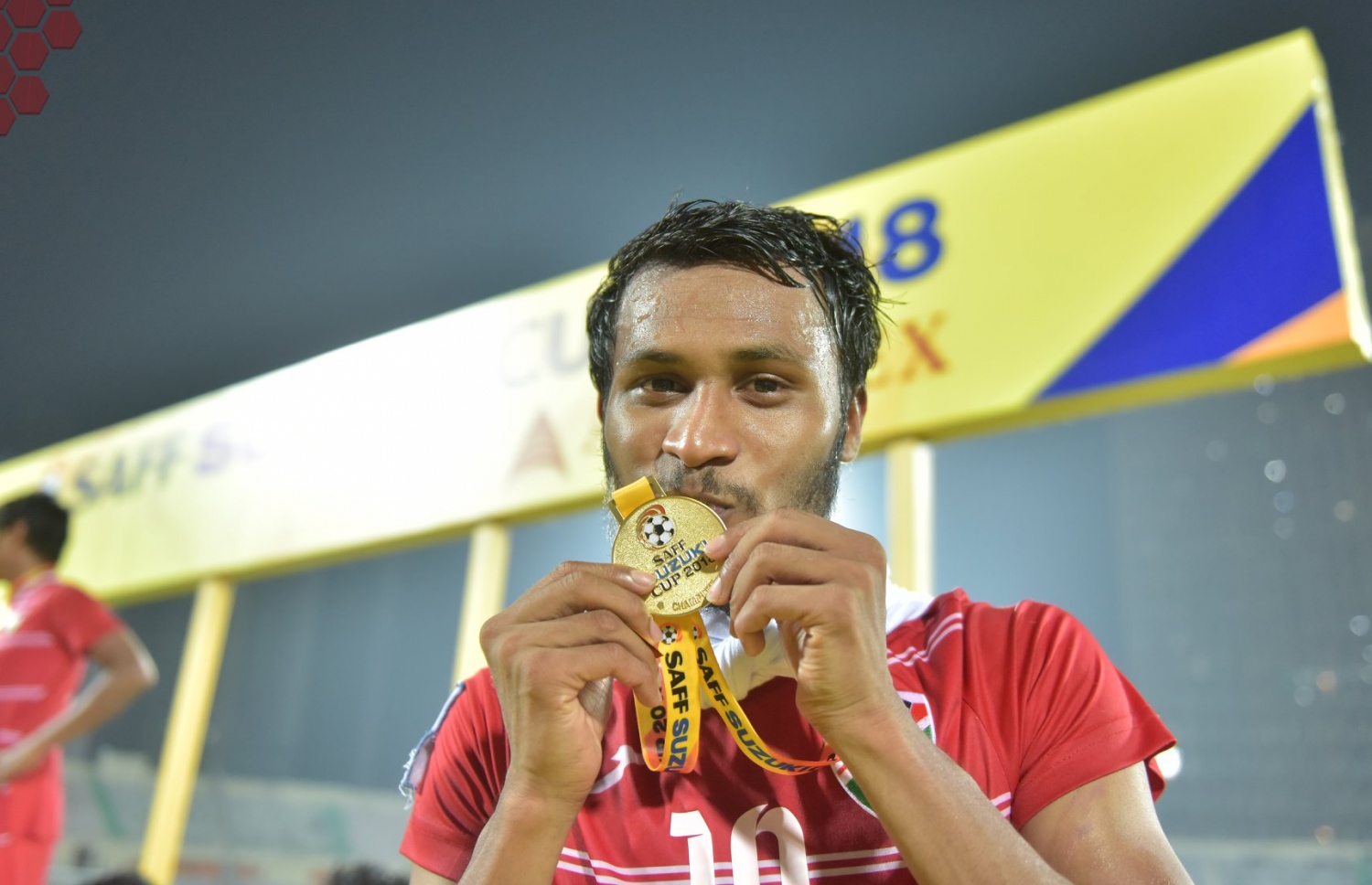 ހަމްޕު 2018 ވަނަ އަހަރުގެ ސާފް ޗެމްޕިއަންޝިޕުގެ ރަން މެޑައްޔާ އެކު. - ފޮޓޯ: އެފްއޭއެމް