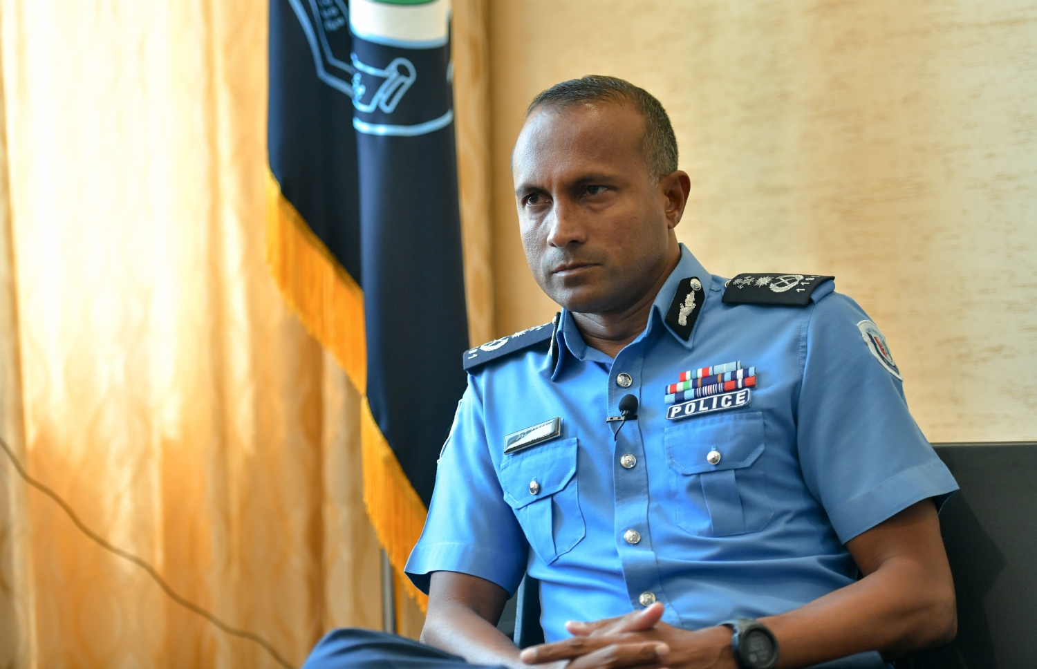 ޕޮލިސް ކޮމިޝަނަރު މުހައްމަދު ހަމީދު "މިހާރު"އާ ވާހަކަ ދައްކަަވަނީ. -- ފޮޓޯ: ނިޝާން އަލީ/ މިިހާރު