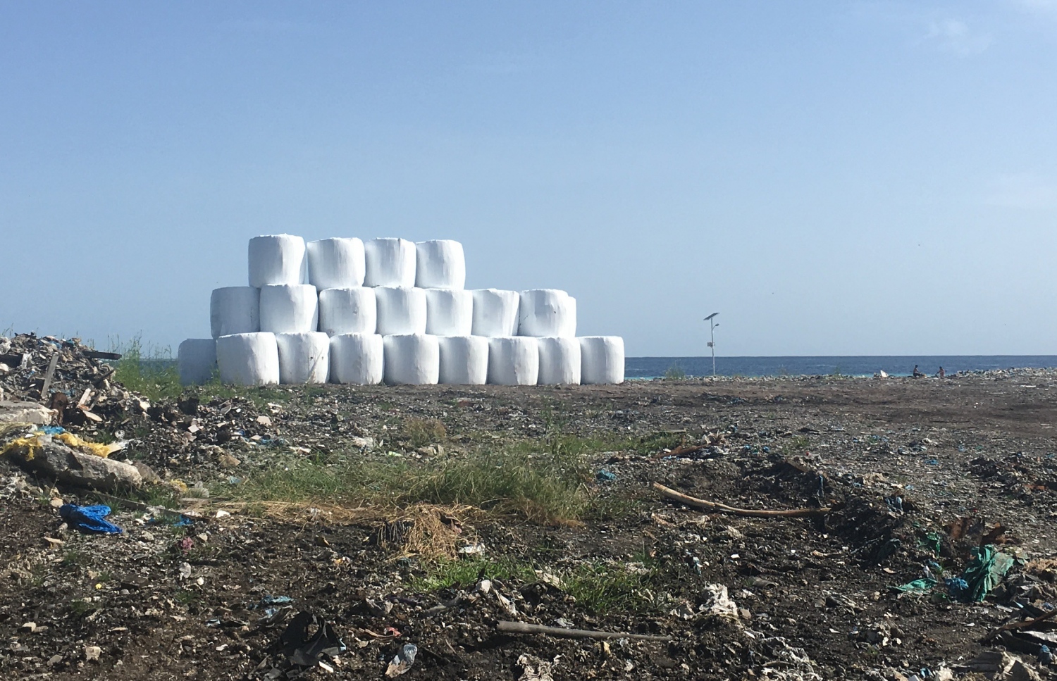 ތިލަފުއްޓަށް ޖަމާކުރާ ކުނިތައް ބޭލްކޮށްފައި: އިންސިނިރޭޓާ ލިބެންދެން ތިލަފުށީގައި ކުނި ހުންނާނީ މިގޮތަށް އެއް ޓަނުން ބަންދުކޮށްފައި. އޭގެއިން ކުނި ނައްތާލާނީ ތިމާވެއްޓަށް ގެއްލުން ނުވާ ގޮތަށް.