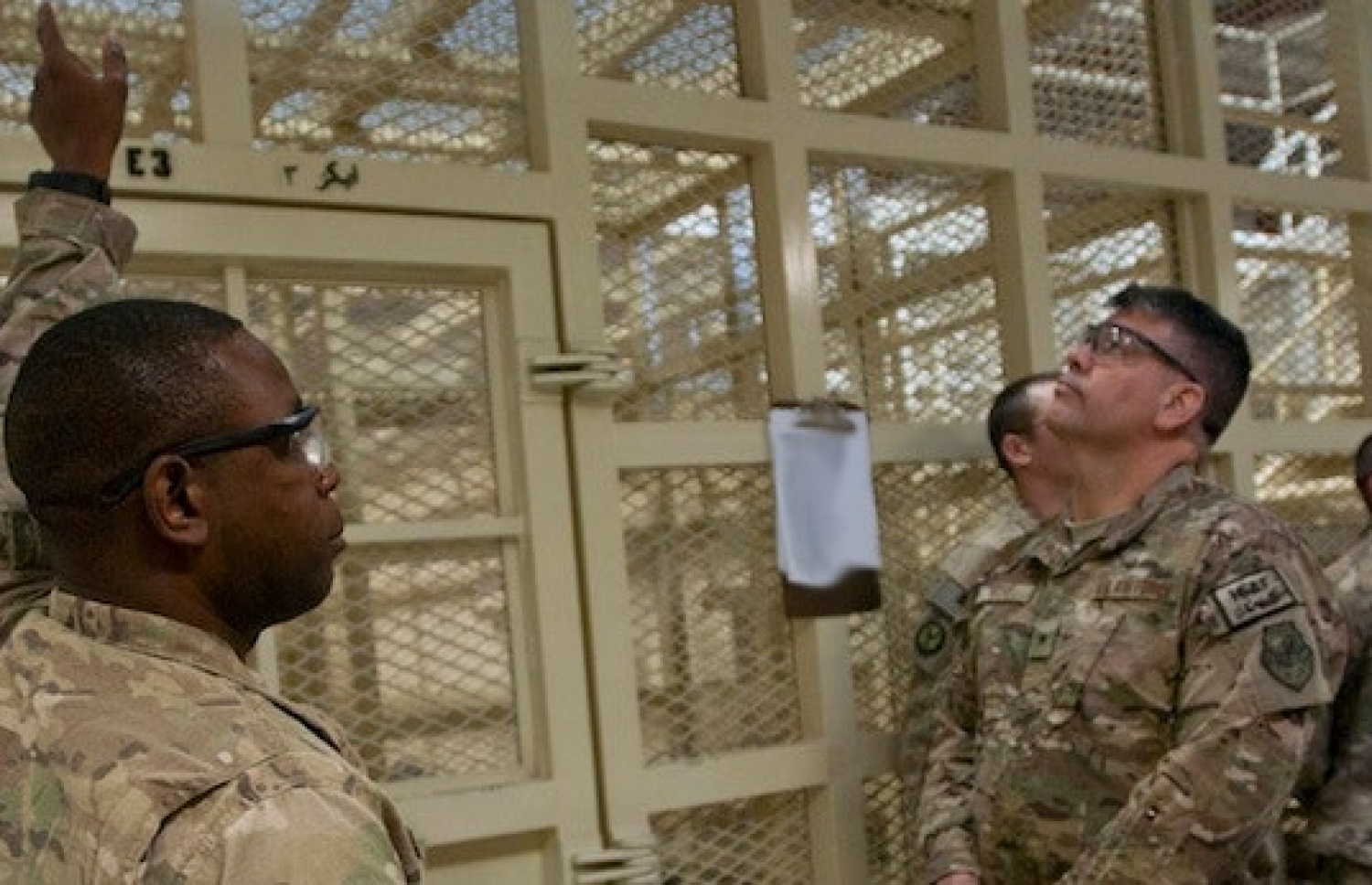 ބަގްރާމް ޖަލުގެ ގޮޅިތަކެއްގެ ކައިރީގައި އެމެރިކާ ސިފައިންގެ ބަޔަކު ހުއްޓިލައިގެން