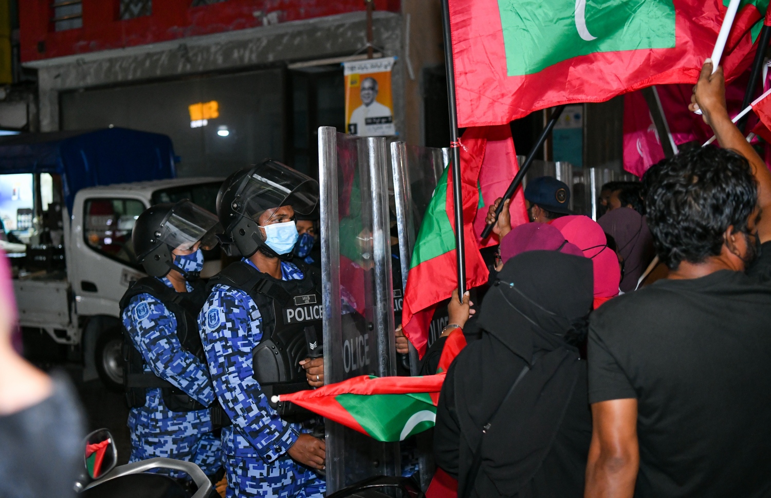 މުޒާހަރާއެއް ކޮންޓްރޯލްކުރަން ފުލުހުން ހަރަކާތްތެރިވަނީ: މުޒާހަރާތައް ރޫޅާލުމުގައި ހާލަތާ ނުބައްދަލު ބާރުގެ ބޭނުންކުރާ ކަމުގެ ތުހުމަތު ފުލުހުން ދޮގުކުރޭ. -- ފޮޓޯ/މިހާރު