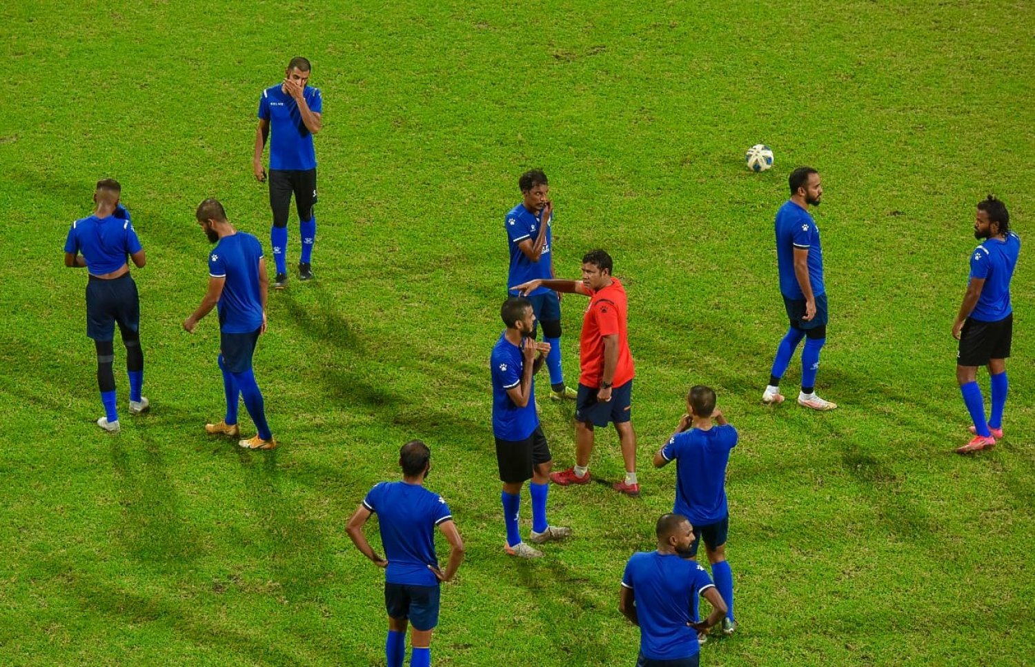 ގައުމީ ޓީމު މާލެގައި ކުރިއަށް ގެންދިޔަ ޓްރޭނިން ސެޝަނެއްގެ ތެރެއިން އިންމަ ކުޅުންތެރިންނަށް އިރުޝާދު ދެނީ --- ފޮޓޯ: އެފްއޭއެމް