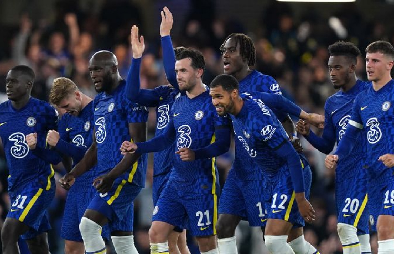 ރީސް ޖޭމްސް ޖެހި ޕެނަލްޓީއާއެކު ޝޫޓްއައުޓް ކާމިޔާބުކުރުމުން ޗެލްސީ ކުޅުންތެރިން އުފާފާޅުކުރަނީ. -- ފޮޓޯ: ސްކައި ސްޕޯޓްސް