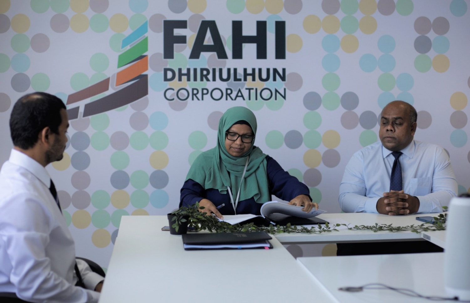 ހުޅުމާލޭގެ ދެ ވަނަ ފިޔަވަހީގައި ފްލެޓު އެޅުމަށް ބޭނުންވާ ލޯނުގެ އެއްބަސްވުމުގައި މީގެ ކުރިން ބޭއްވި ރަސްމިއްޔާތުގައި އެފްޑީސީގެ މެނޭޖިން ޑިރެކްޓަރު ސަލްފިއްޔާ އާއި އެ ކުންފުނީގެ ޗެއާޕާސަން މުހައްމަދު އާޒިމް (ކ) ބައިވެރިވެވަޑައިގަންނަވަނީ.-- ފޮޓޯ: އެފްޑީސީ