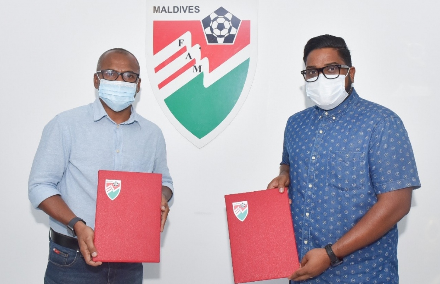 އެފްއޭއެމްގެ ރައީސް ބައްސާމް އާއި ޝާހް އިސްމާއީލް. އެފްއޭއެމް ފައުންޑޭޝަންގެ އެމްބަސެޑަރު ކަމަށް ޝާހް ހަމަޖެއްސުމަށް ބޭއްވި ރަސްމިއްޔާތުގައި --- ފައިލް ފޮޓޯ: އެފްއޭއެމް