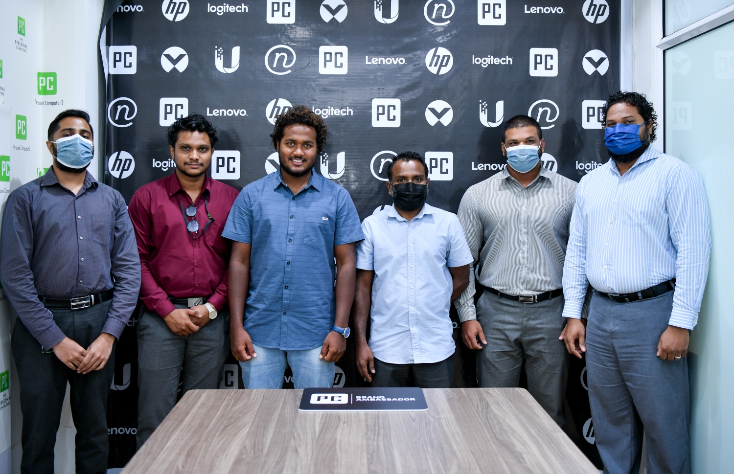 ޕާސަނަލް ކޮމްޕިއުޓާގެ އިސްވެރިނާ އެކު ހަސަން ސާޖިން. --ފޮޓޯ: އަހުމަދު އަވްޝަން އިލްޔާސް/މިހާރު