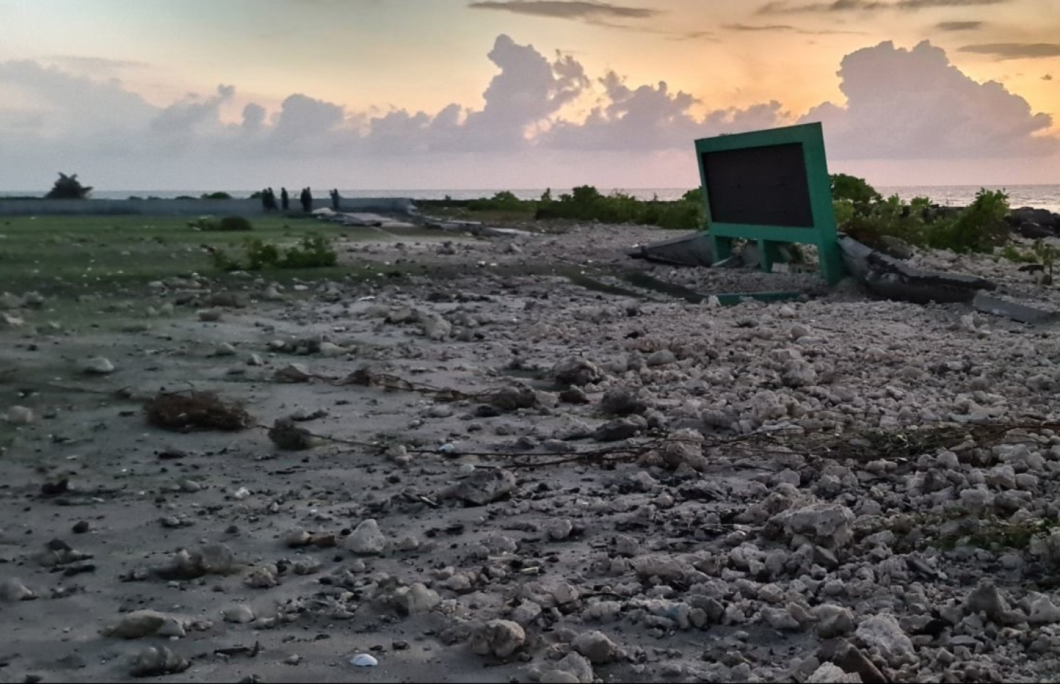 ޅ. ކުރެންދޫ ފުޓުބޯޅަ ދަނޑަށް އުދަ އަރައި، ގެއްލުންވެފައި.-- ފޮޓޯ: ކުރެންދޫ ކައުންސިލް