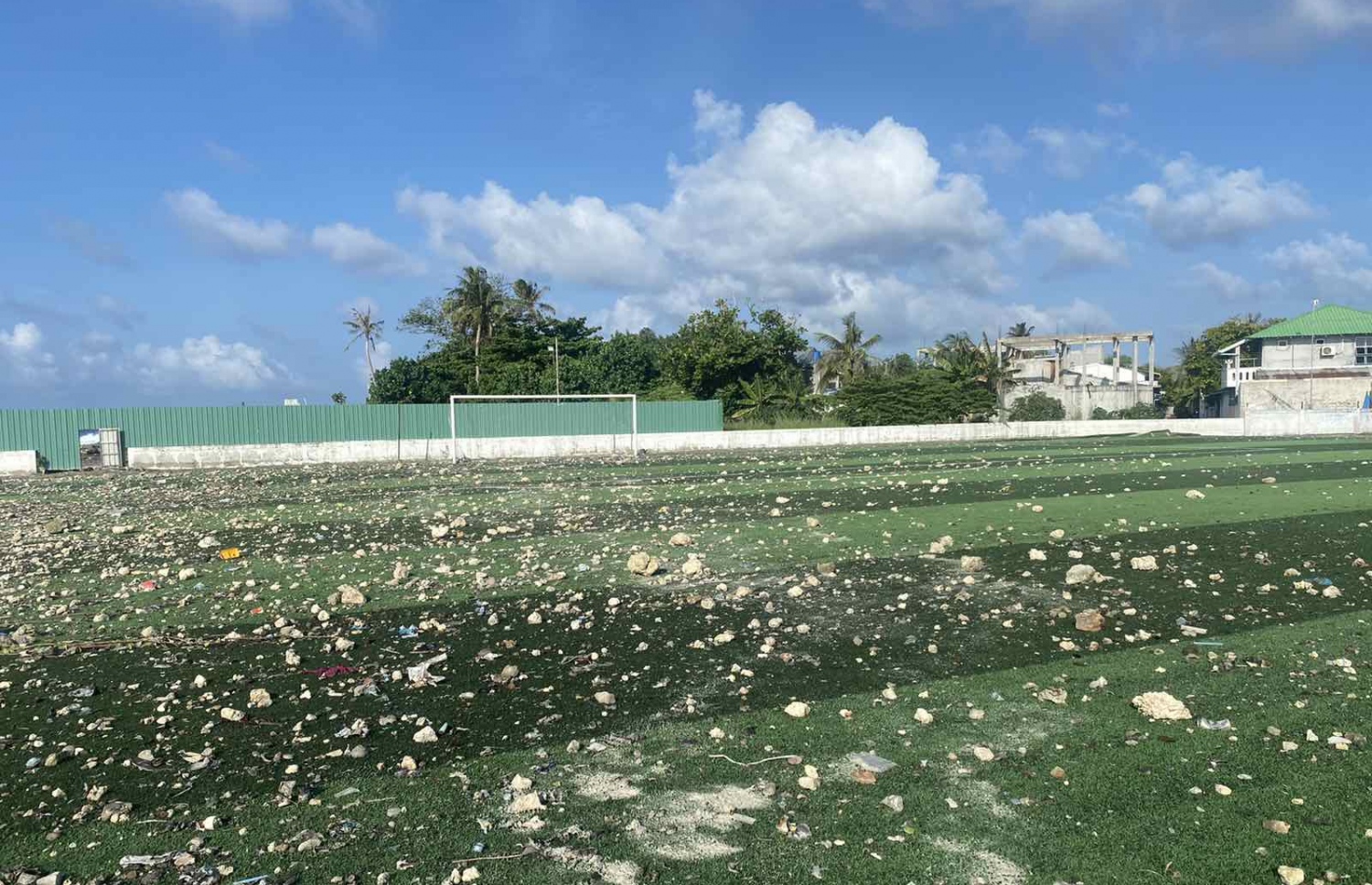 ޅ. ކުރެންދޫ ފުޓުބޯޅަ ދަނޑަށް އުދަ އަރައި، ގެއްލުންވެފައި.-- ފޮޓޯ: ކުރެންދޫ ކައުންސިލް