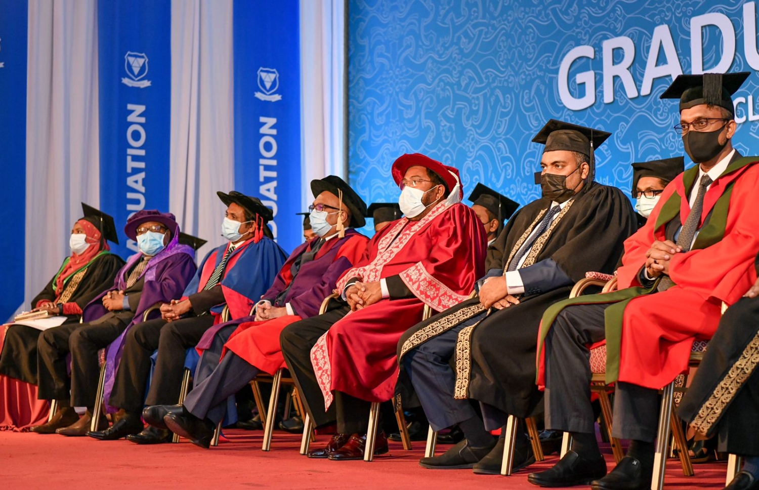 ވިލާ ކޮލެޖުގައި މިއަދު ބޭއްވި ގްރެޖުއޭޝަން ހަފުލާގައި އެ ކޮލެޖުގެ ޗެއާމަން ގާސިމް އަދި ވިލާ ކޮލެޖުގެ އިސްވެރިން ބައިވެރިވެވަޑައިގަންނަވަނީ.-- ފޮޓޯ: އަހުމަދު އަވްޝަން/ މިހާރު