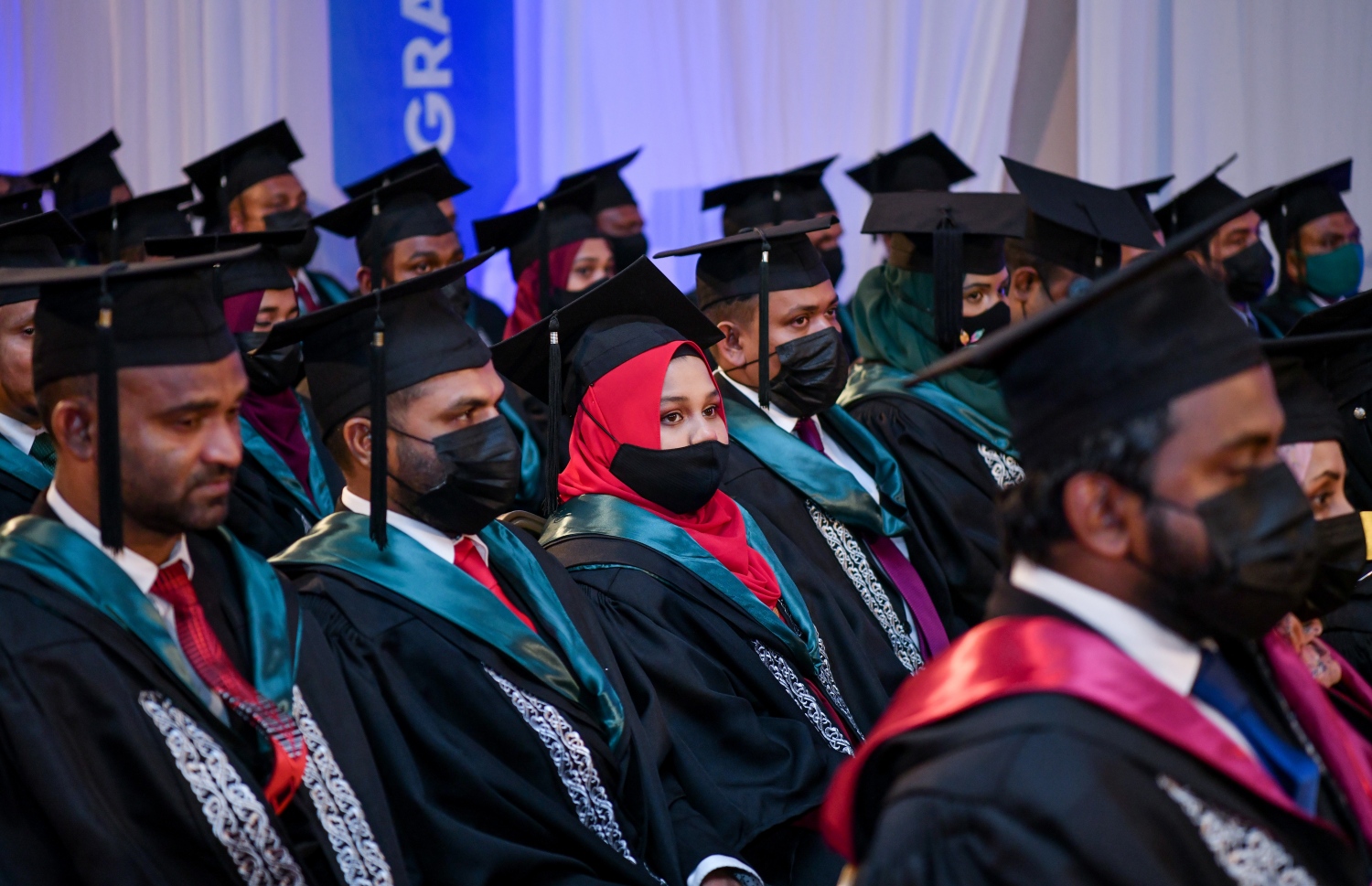 މާލެ ސެޕްޓެމްބަރު 24، 2021- ވިލާ ކޮލެޖުގައި މިއަދު ބޭއްވި ގްރެޖުއޭޝަން ހަފުލާގައި ބައެއް ދަރިވަރުން ބައިވެރިވަނީ.--- ފޮޓޯ: އަހުމަދު އަވްޝަން/ މިހާރު